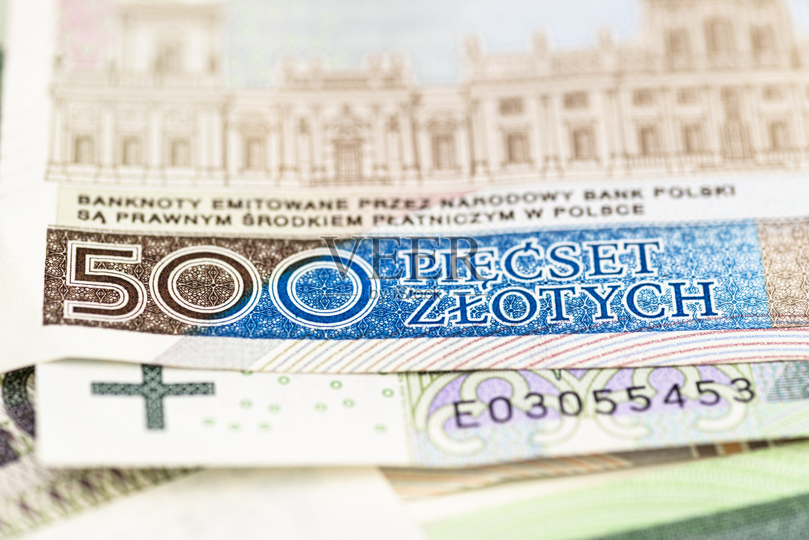 这是一张罕见的波兰PLN 500钞票背面的微距照片，近距离显示上面的题字。照片摄影图片