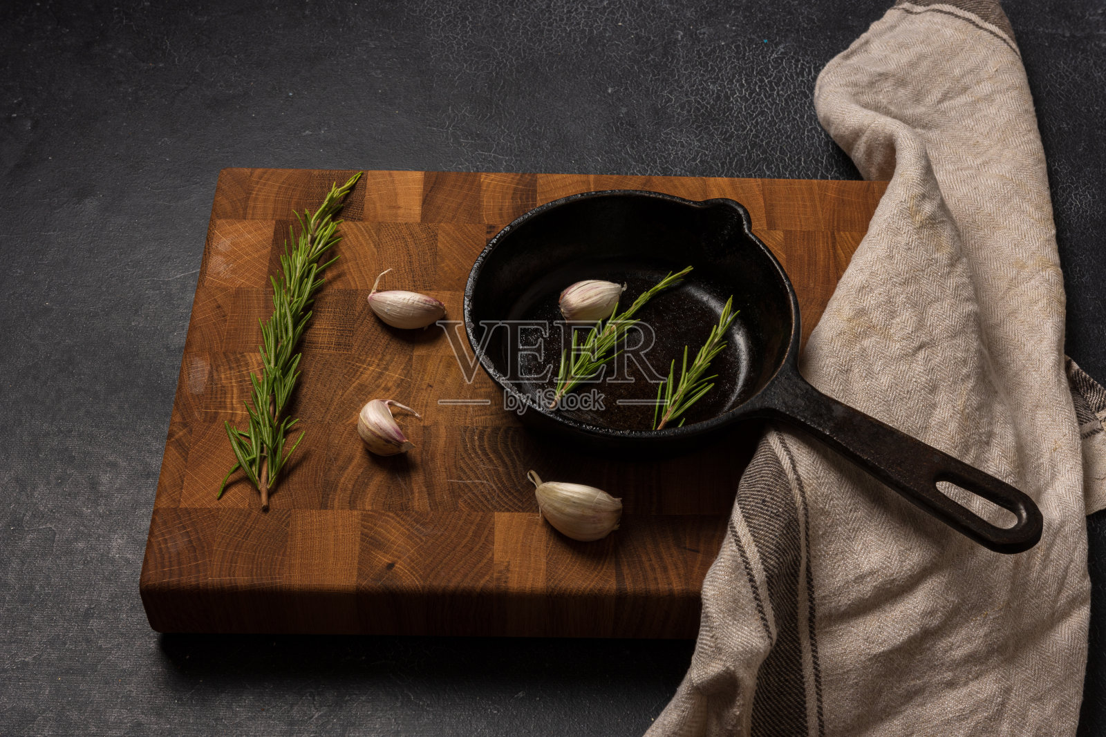 空的黑色铸铁煎锅在黑暗的石墨背景照片摄影图片