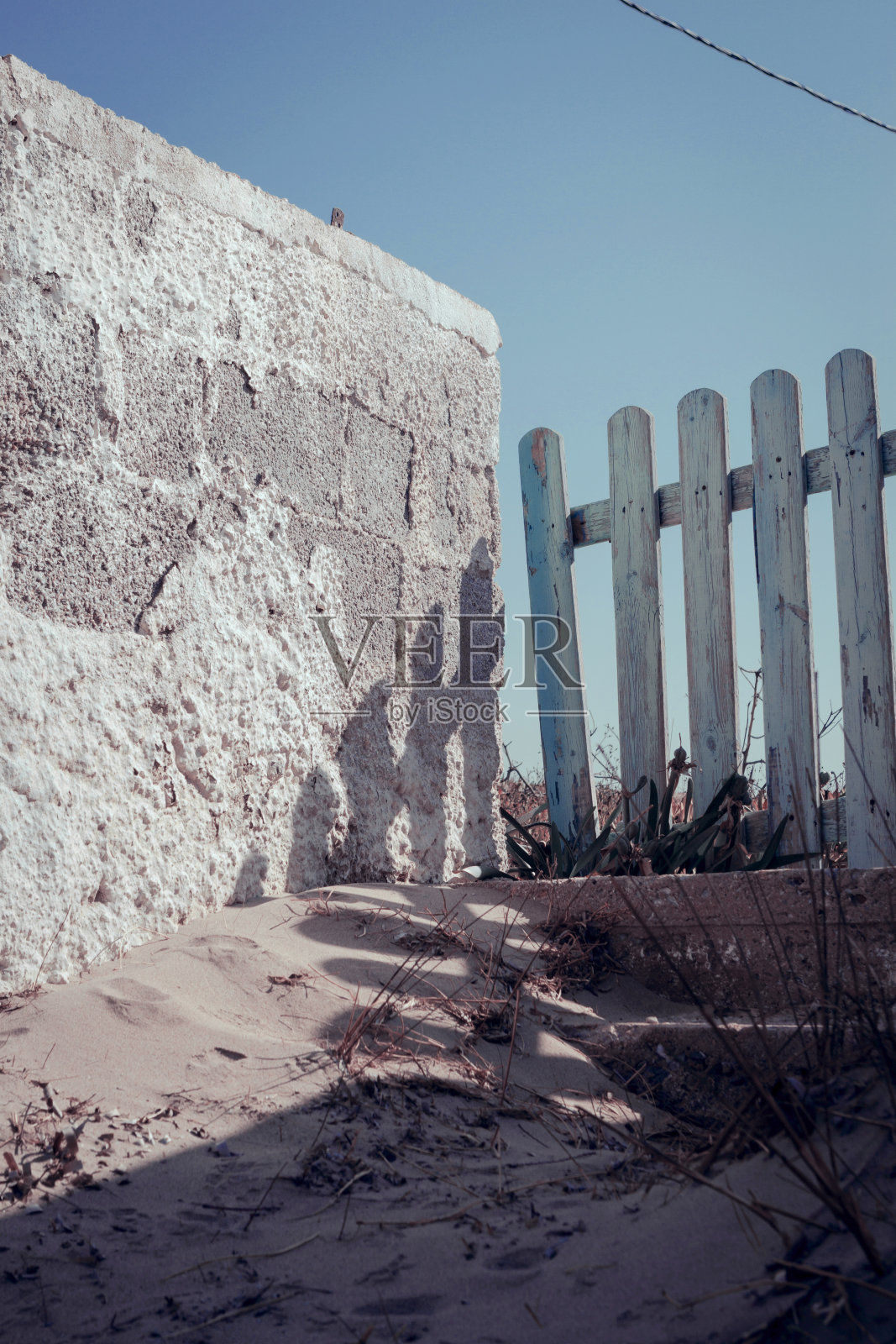 废弃海滨别墅的木栅栏门。照片摄影图片