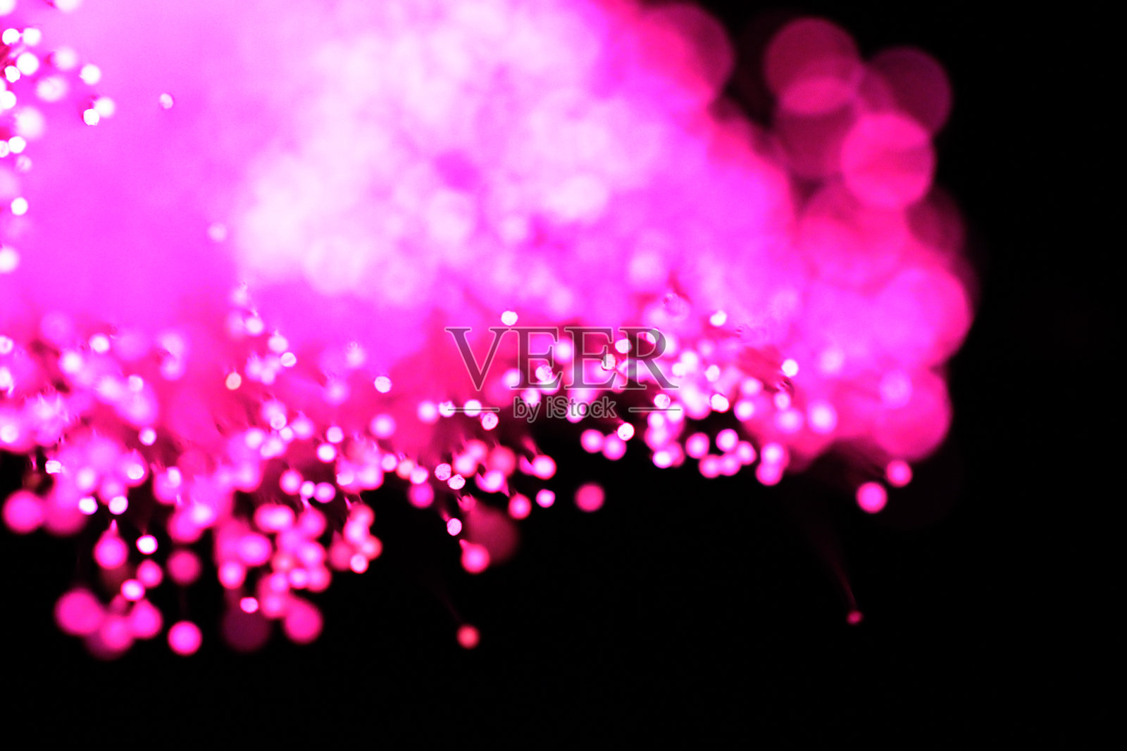 黑色背景上五颜六色闪亮的光点照片摄影图片