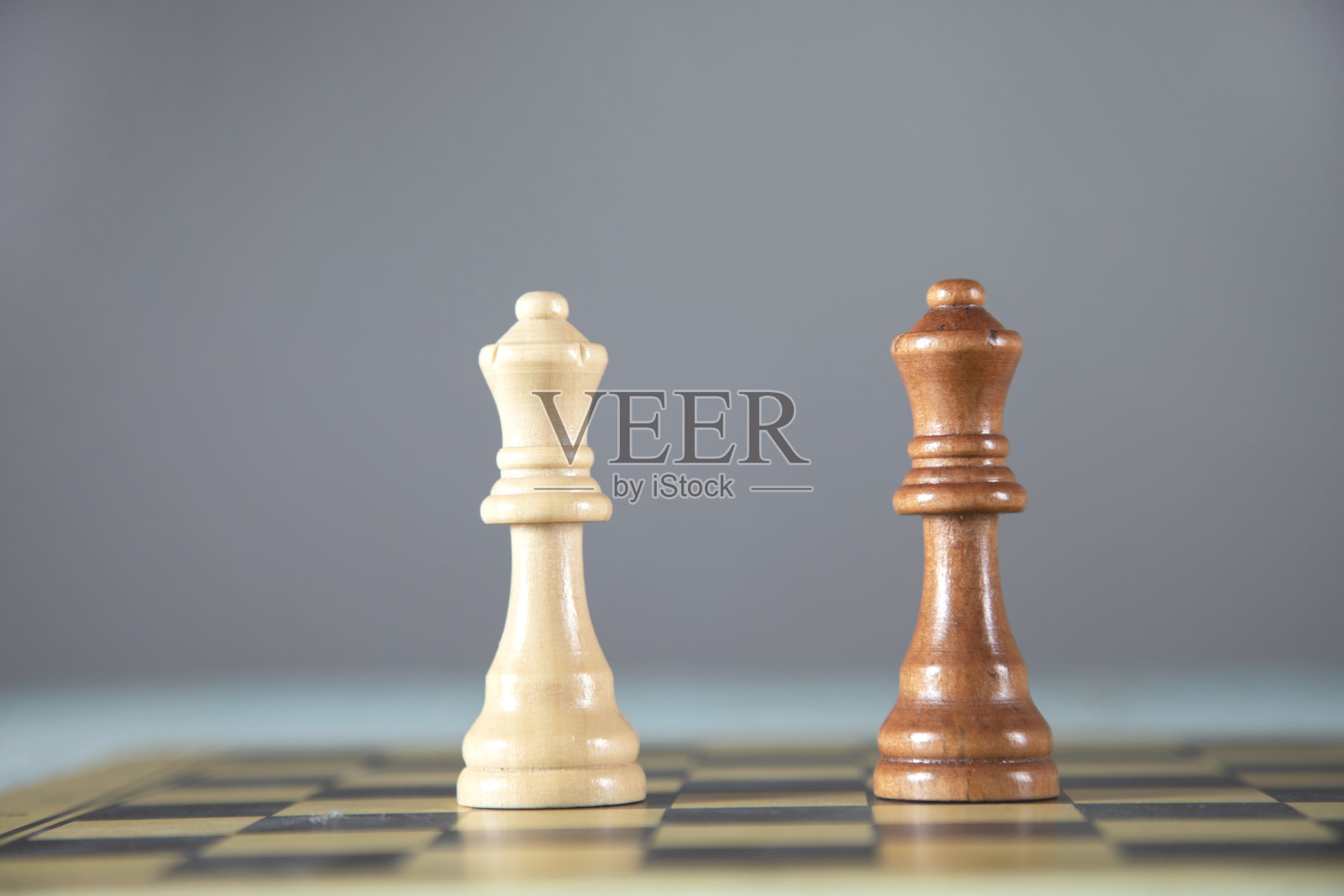 棋盘上的棋子照片摄影图片