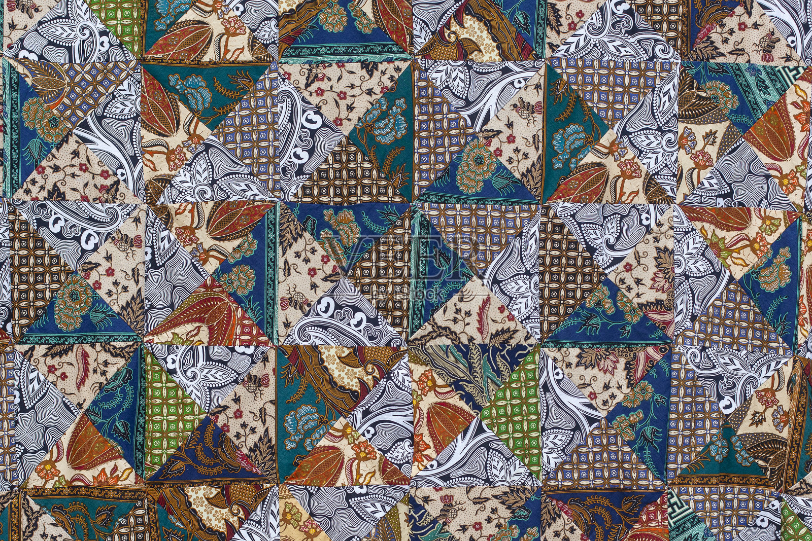 街头市场上细密的拼布被。印度尼西亚乌布的巴厘岛。特写拼接毯子纹理照片摄影图片