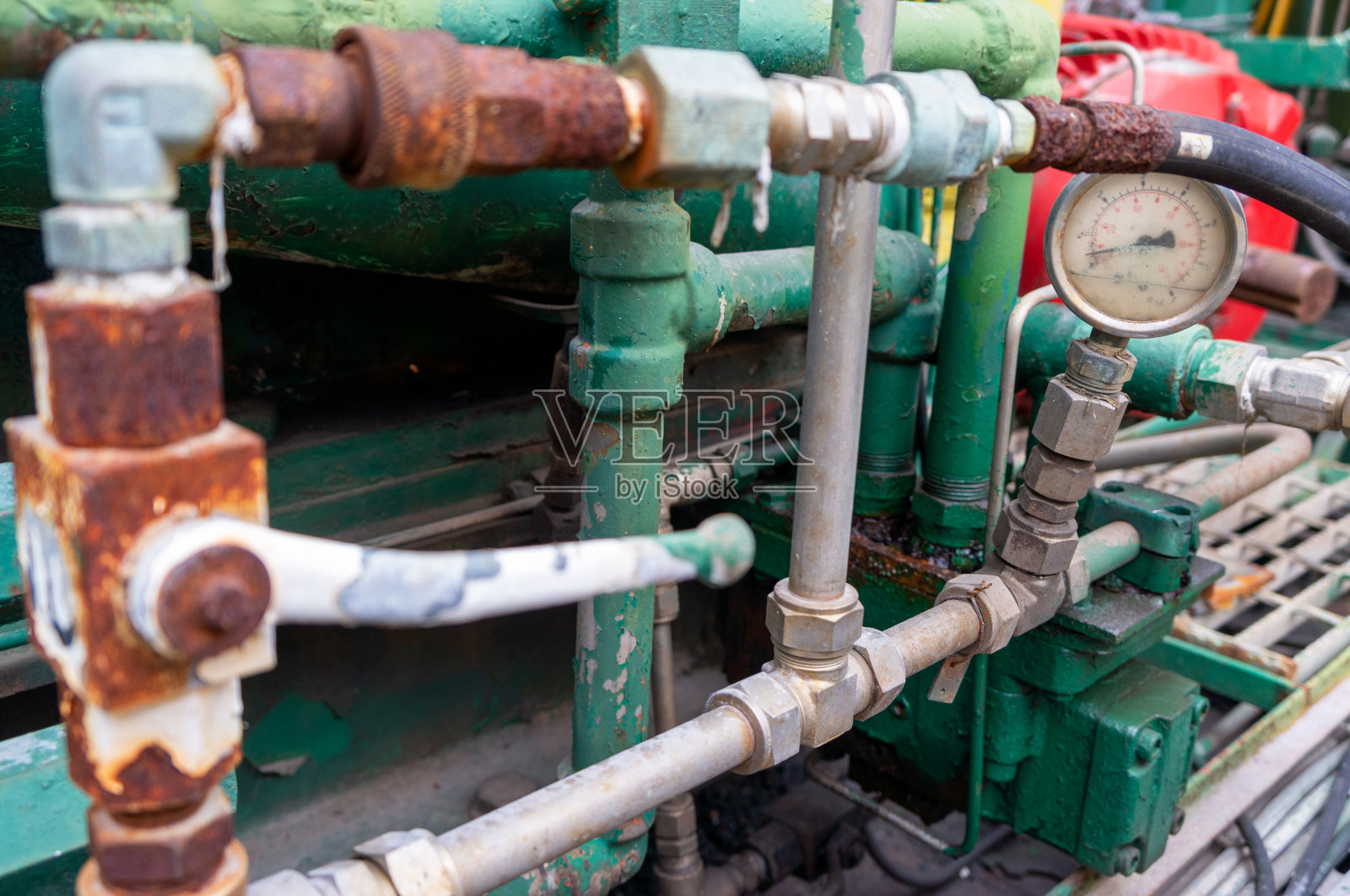 陈旧生锈的老式液压系统:液压管路、泵、系统等陈旧机械。照片摄影图片
