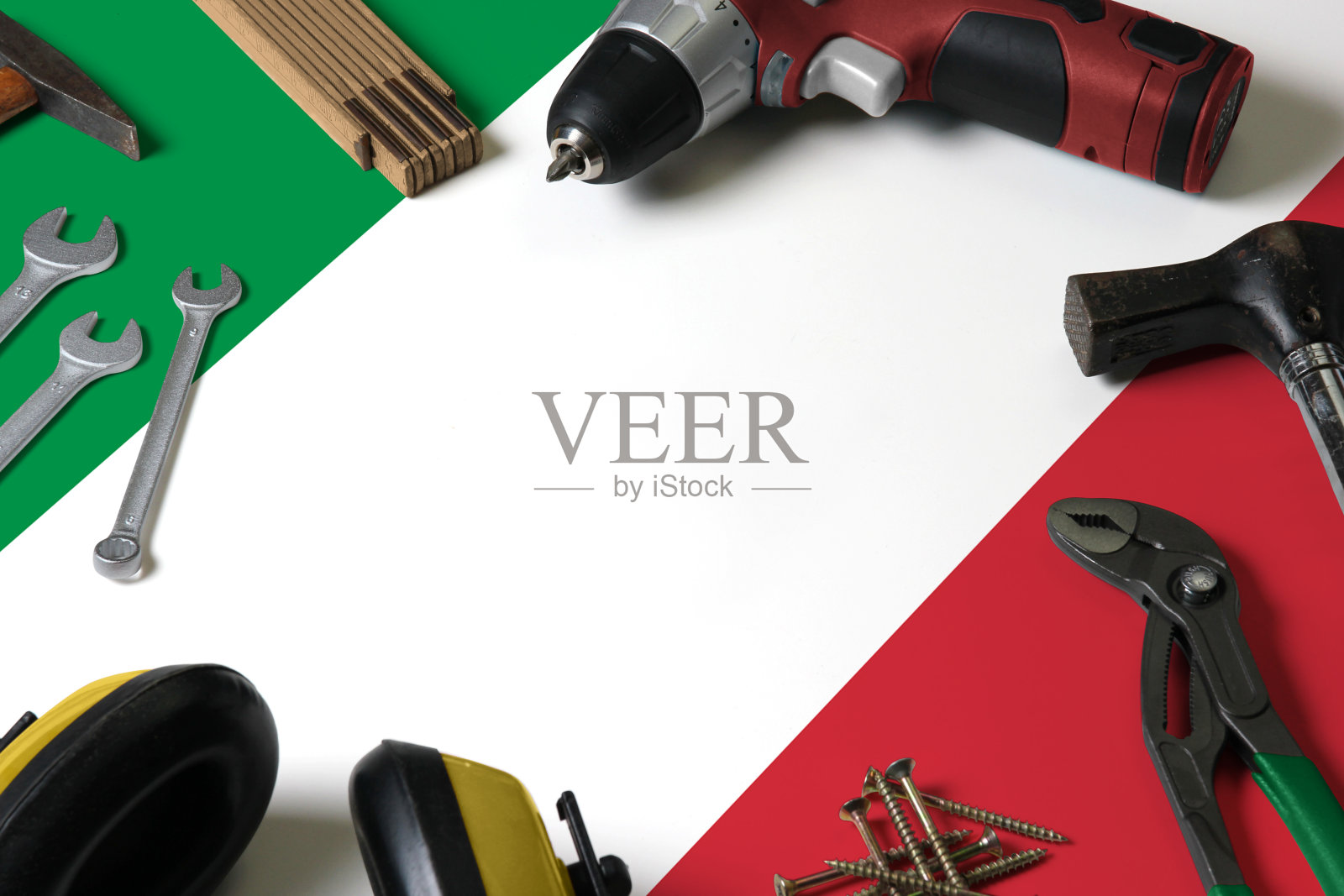 意大利国旗上的修复工具概念木桌背景。以国家为对象的机械服务主题。照片摄影图片