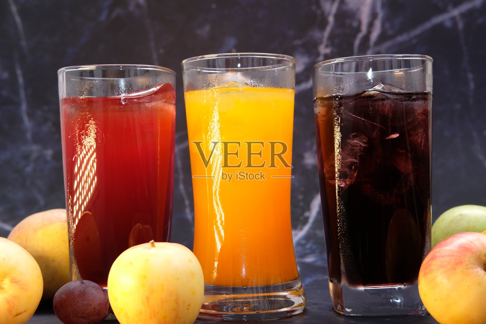 在桌子的背景上放健康的饮料照片摄影图片