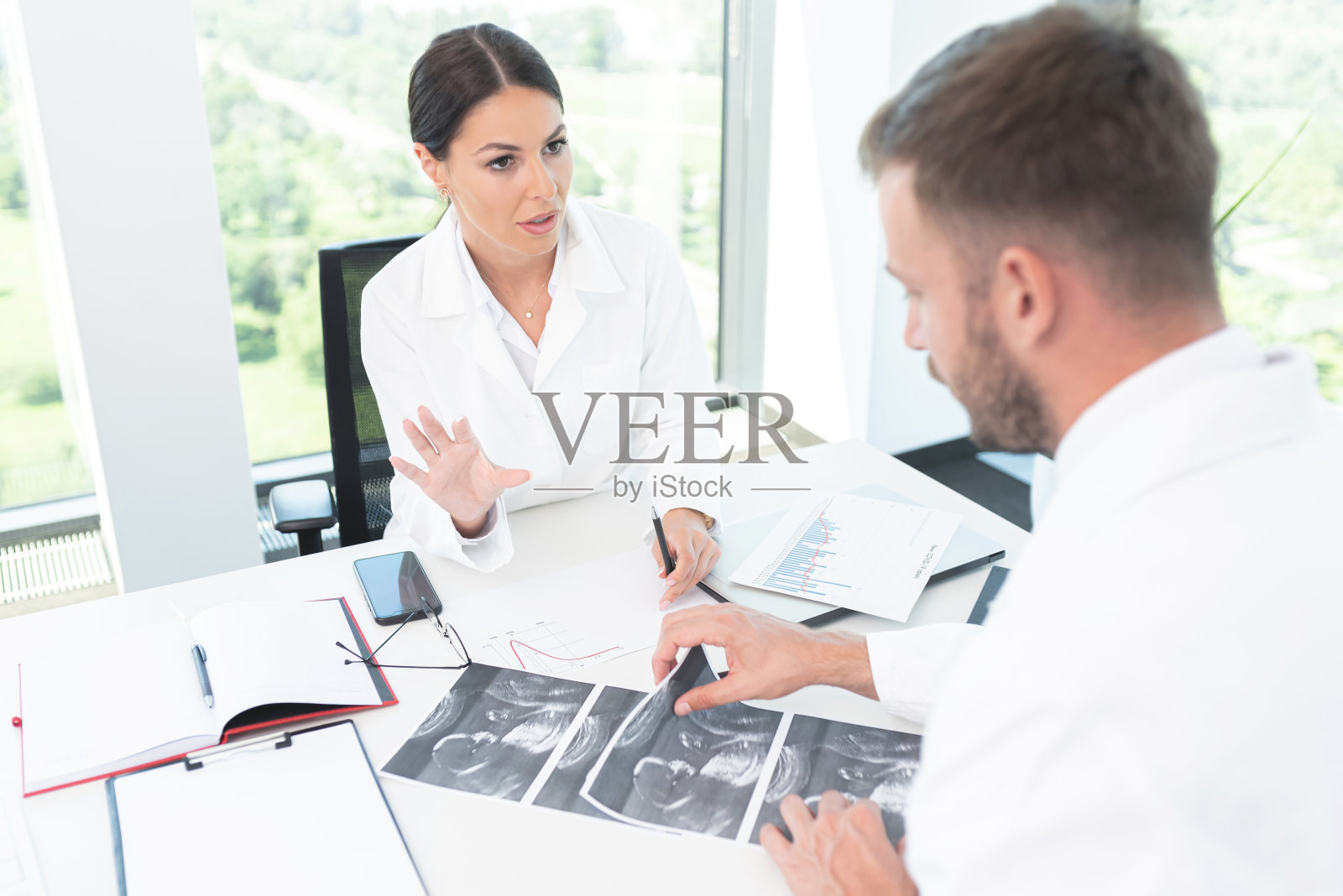 医生们正在讨论人工授精报告照片摄影图片