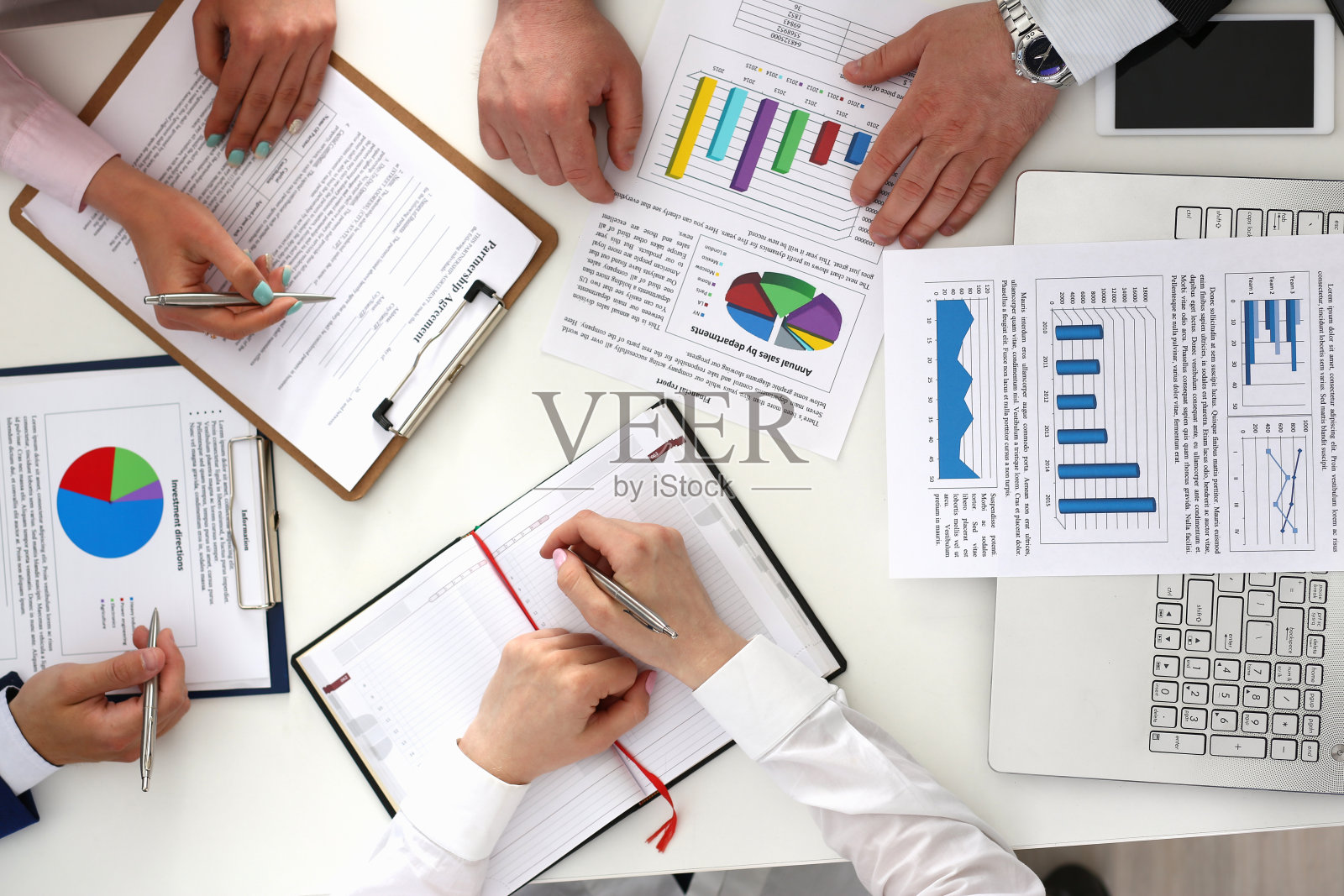 在办公室处理文档的业务伙伴照片摄影图片