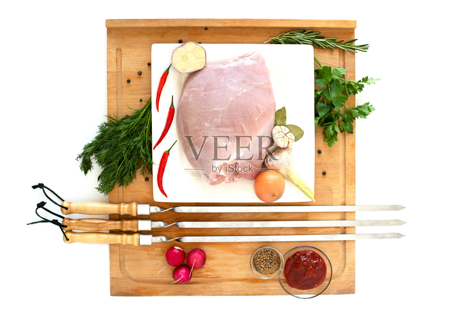 用于烤肉串的生火鸡肉片。烧烤准备食材照片摄影图片