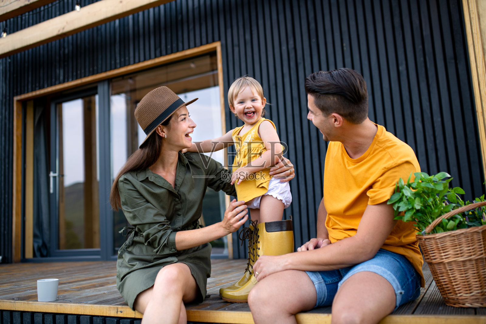 年轻的家庭带着小女儿外出，周末外出在乡下的集装箱屋。照片摄影图片