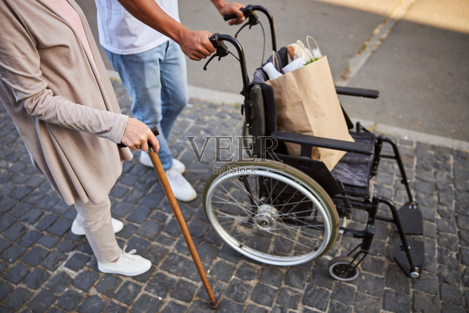 从轮椅上恢复正常生活照片摄影图片