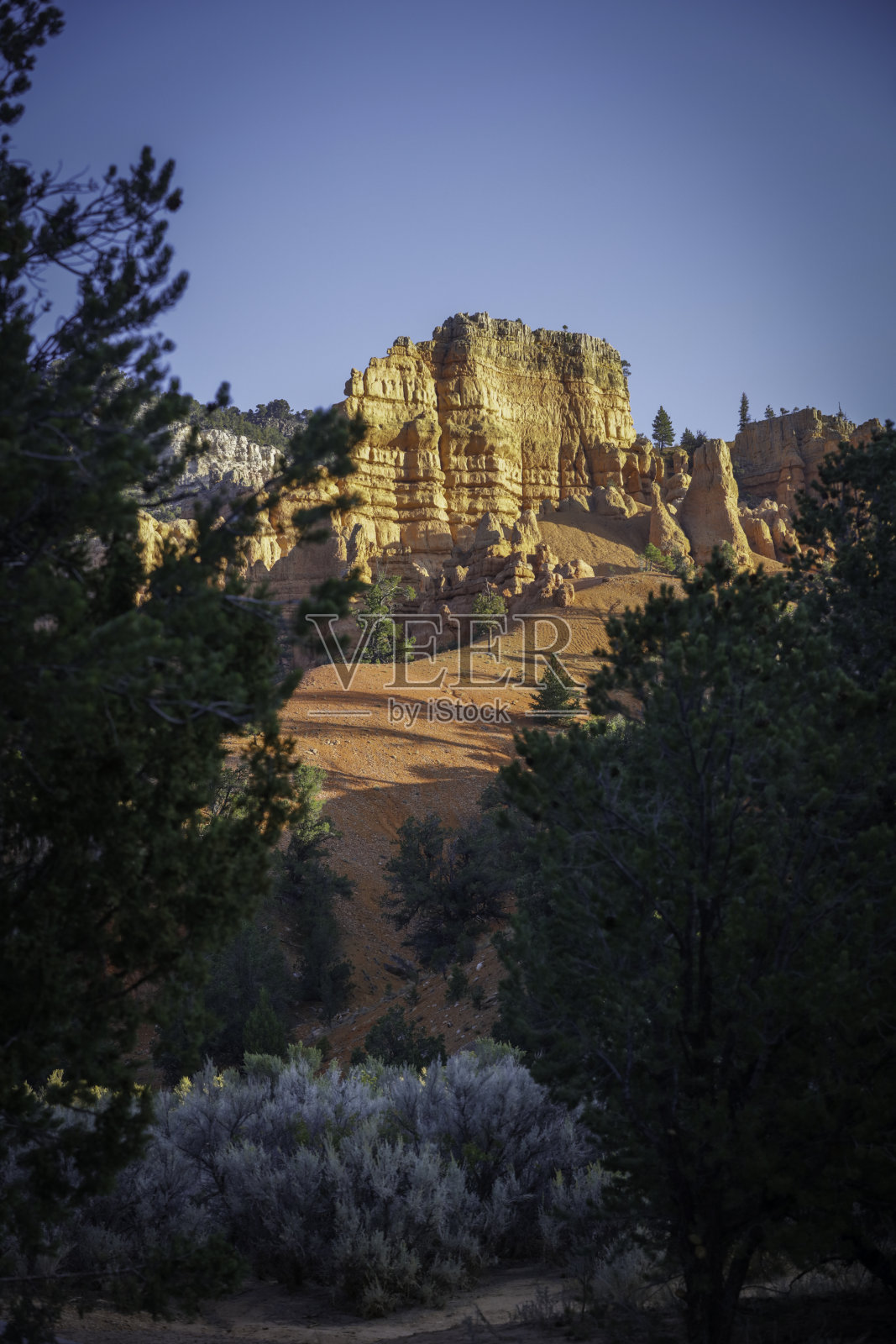 靠近布莱斯峡谷悬崖照片摄影图片