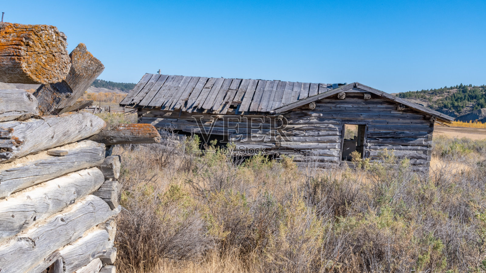 古老的原木结构，秋天的小木屋在查尔斯M罗素野生动物地区的密苏里断裂照片摄影图片