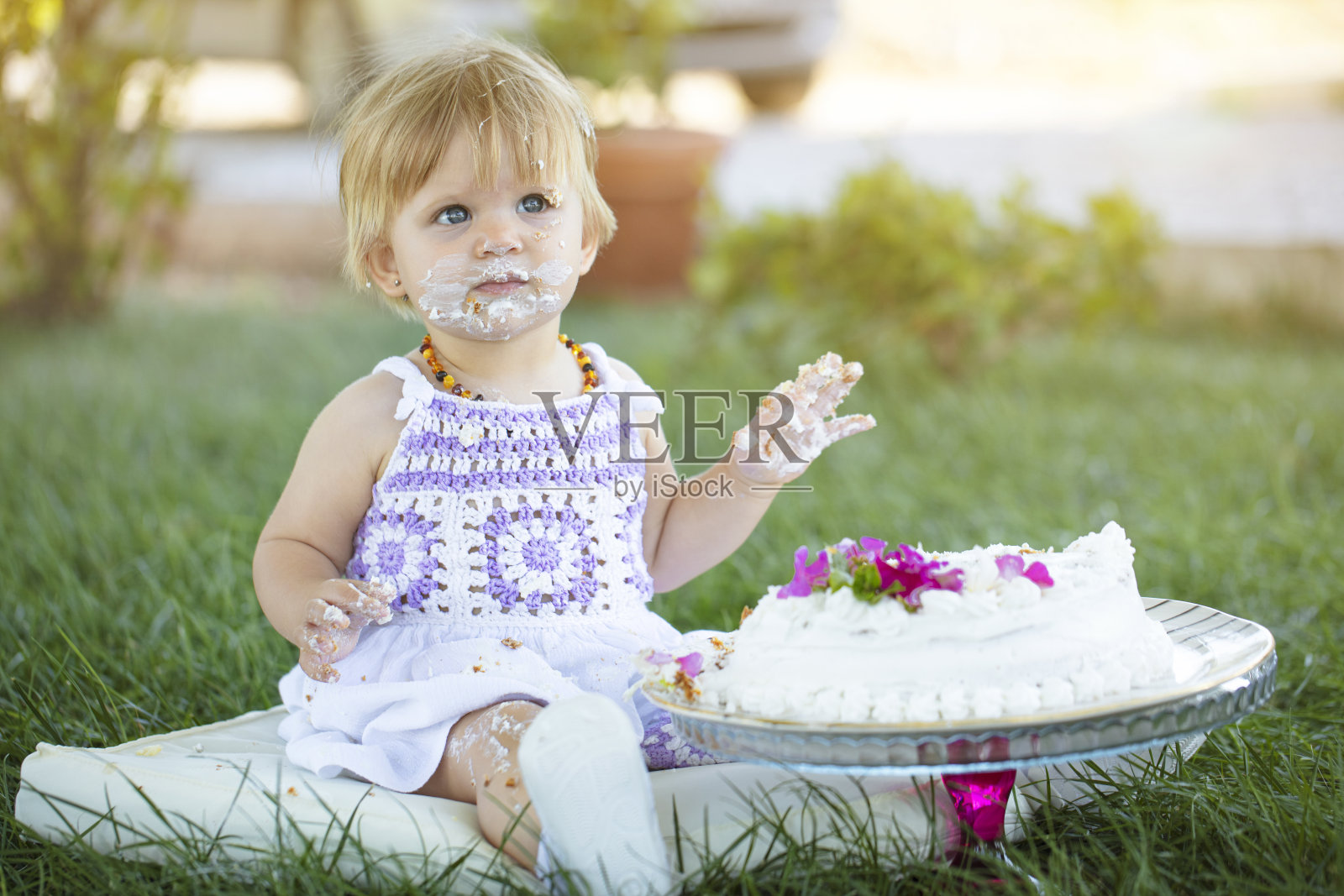 第一个时代的庆祝活动。生日蛋糕和可爱的宝宝照片摄影图片