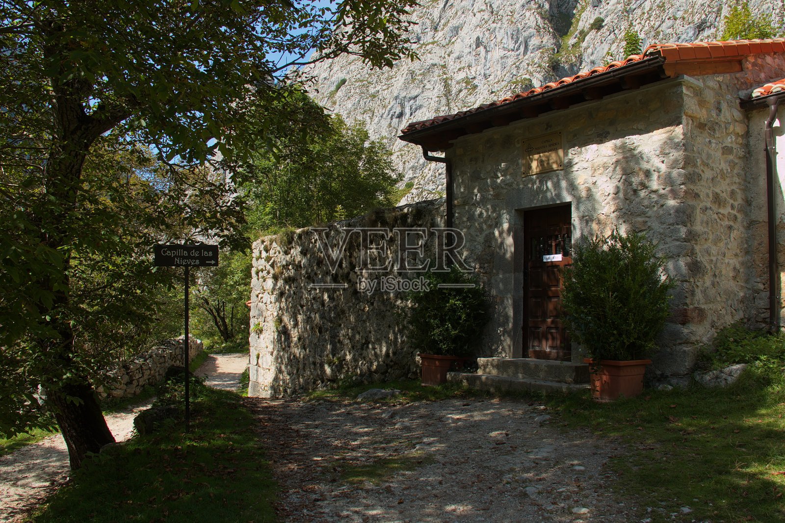 欧洲西班牙阿斯图里亚斯的Picos de Europe国家公园布尔内斯村的教堂照片摄影图片