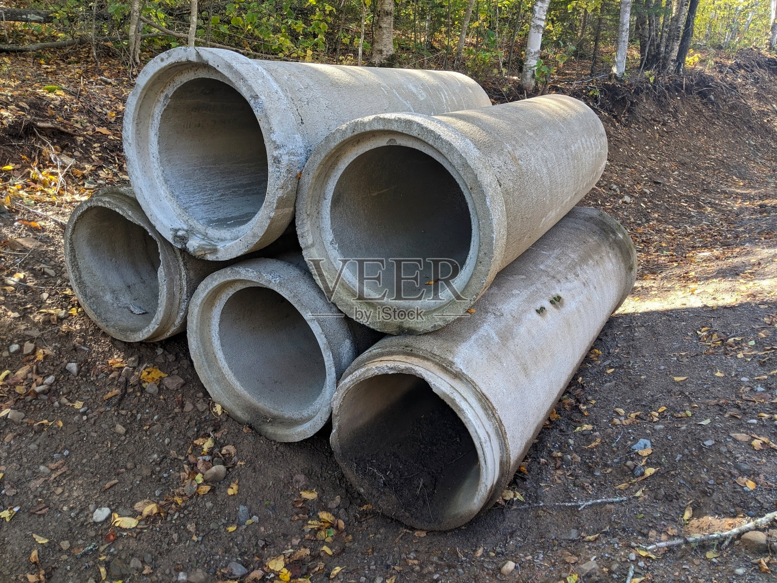 堆积在农村道路建筑工地的涵洞照片摄影图片