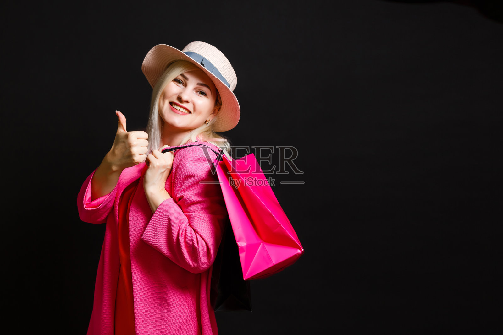 黑色星期五拎着购物袋的女人照片摄影图片