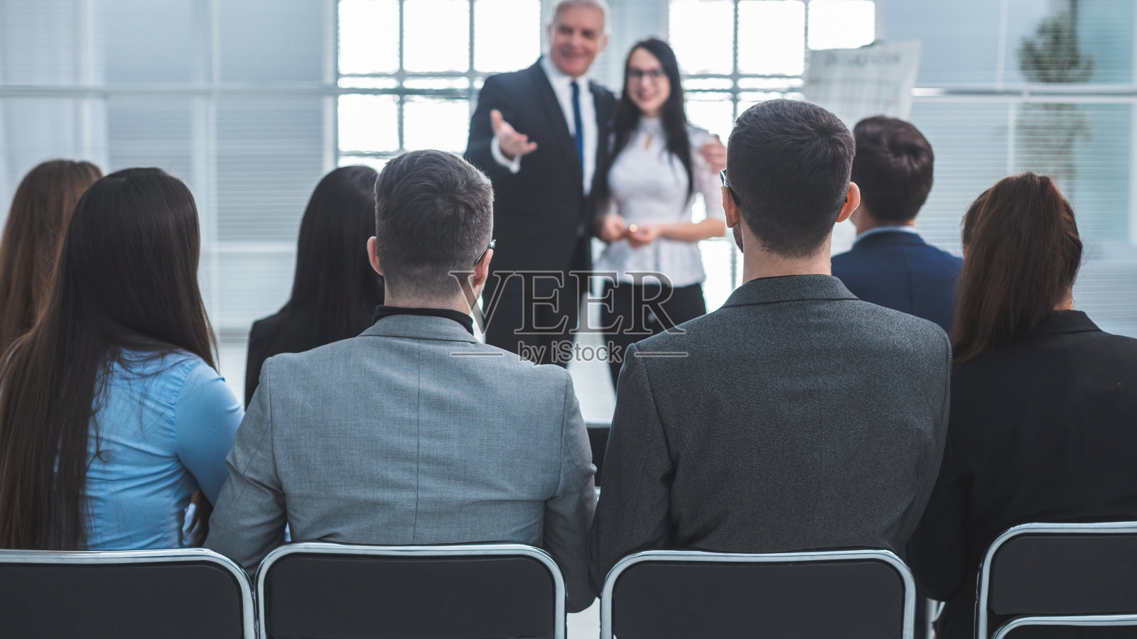 老板在工作会议上代表一位年轻的专家照片摄影图片