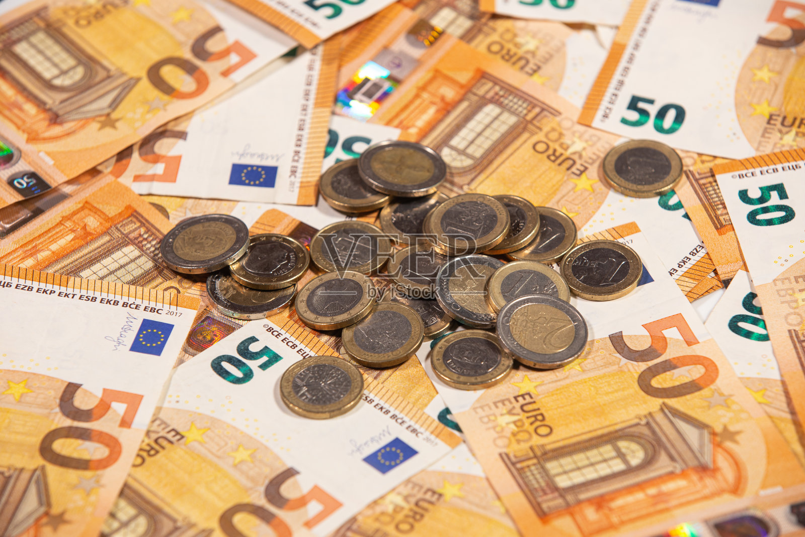 近50欧元纸币和硬币。现金。照片摄影图片