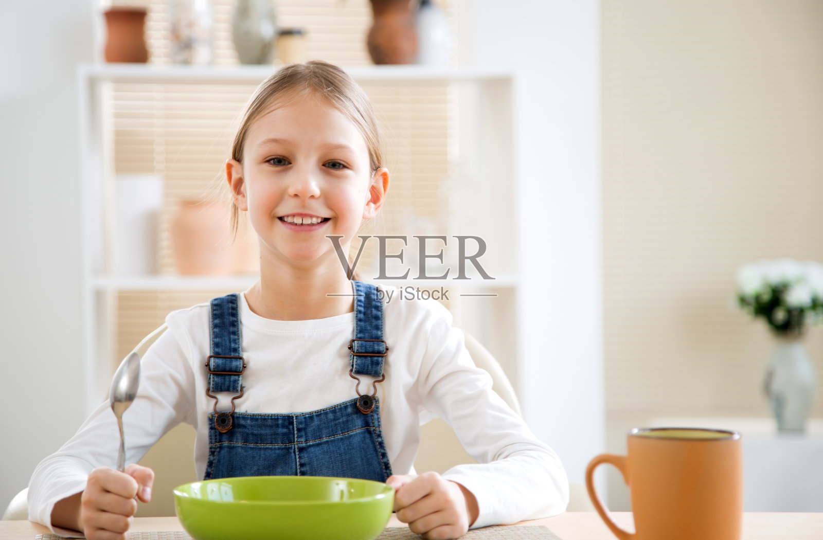 快乐的女学生早上吃早餐照片摄影图片