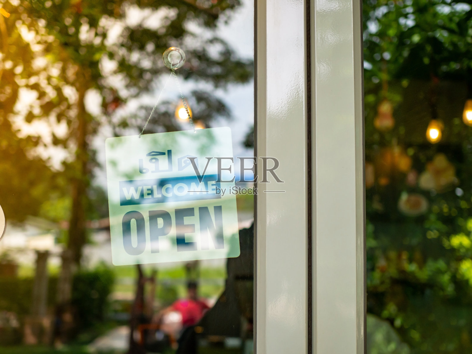 商店门的玻璃后面挂着一个敞开的招牌。创业的想法。busisness概念。照片摄影图片