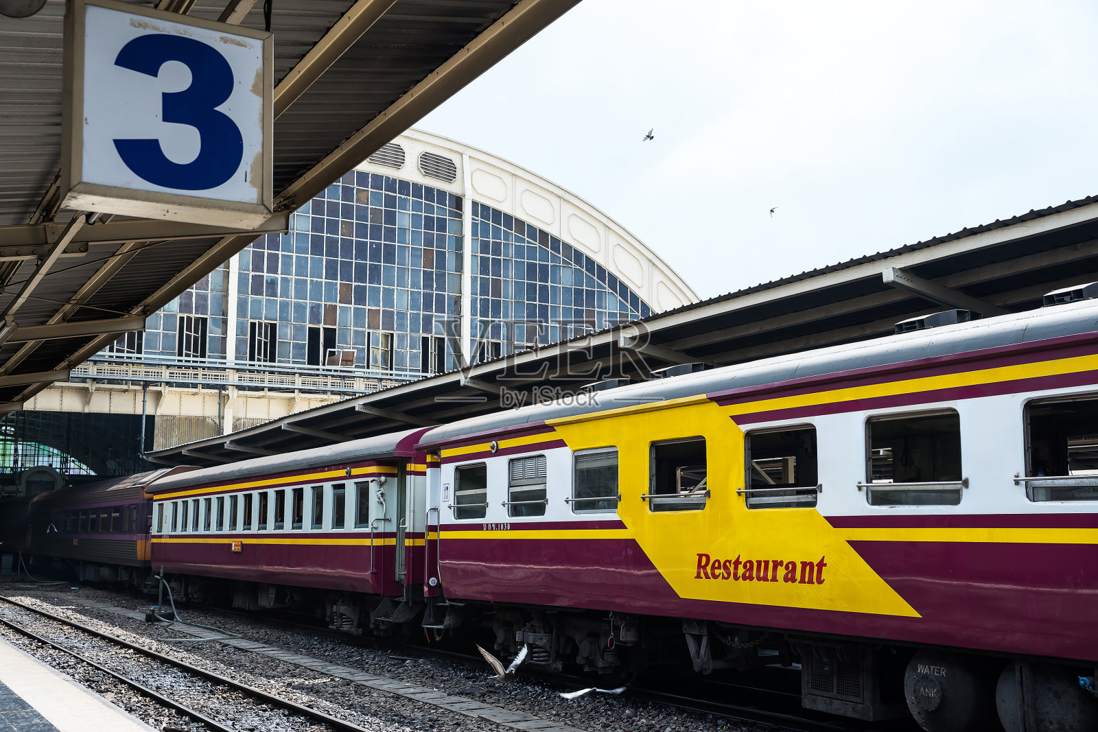 华兰芳站的火车。照片摄影图片