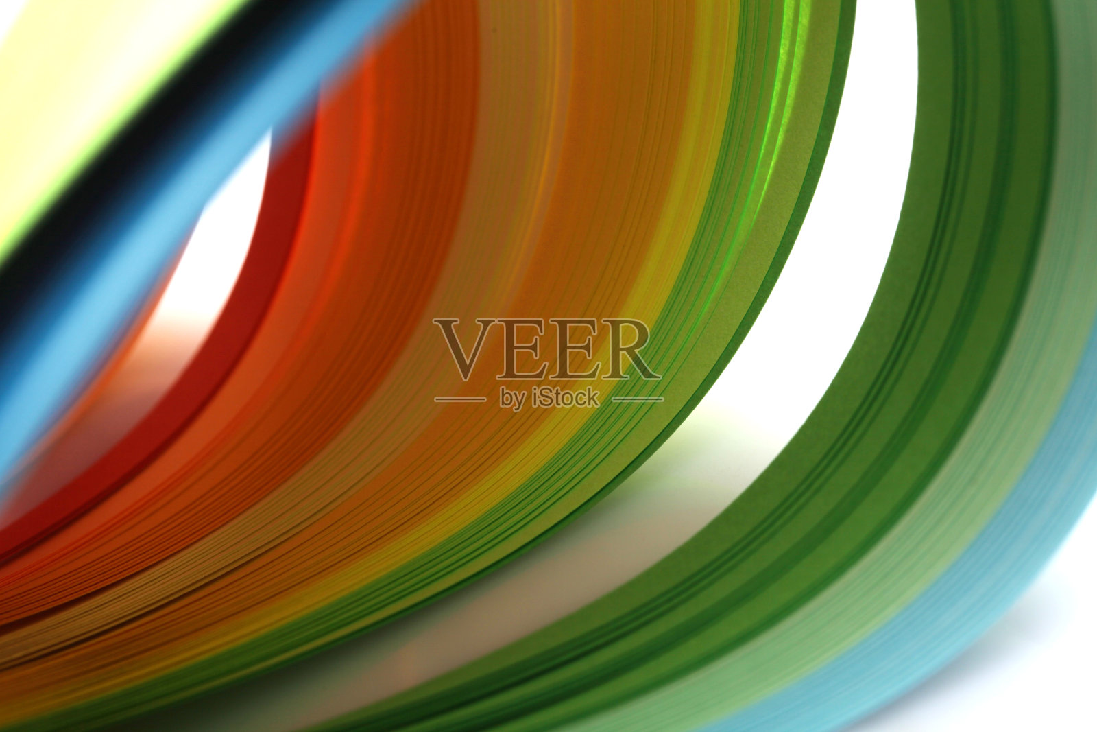 摘要渐变彩虹色波浪卷曲带纸背景。照片摄影图片