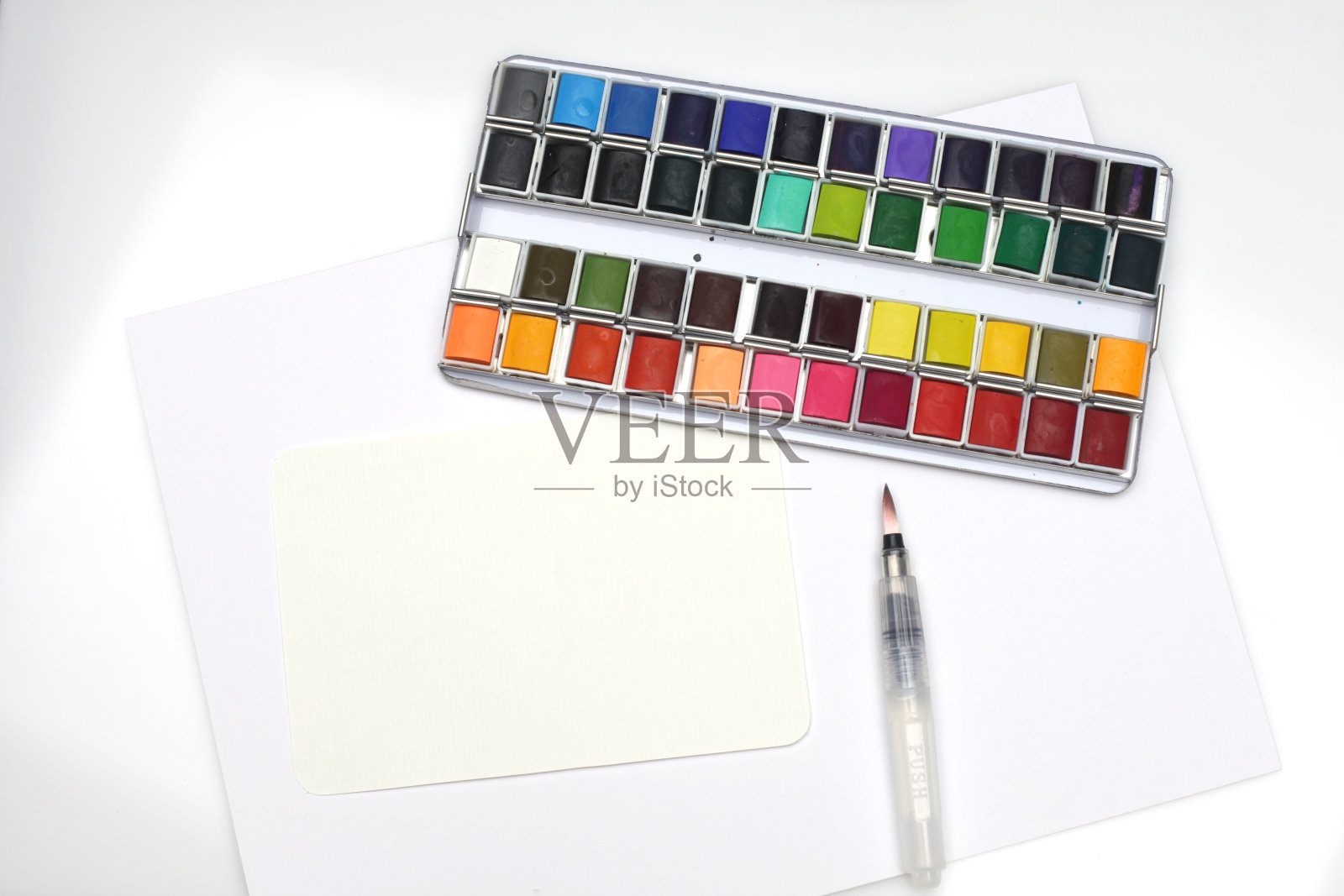 盒子与水彩和画笔在一个轻复制空间灰色背景。平的。前视图。照片摄影图片