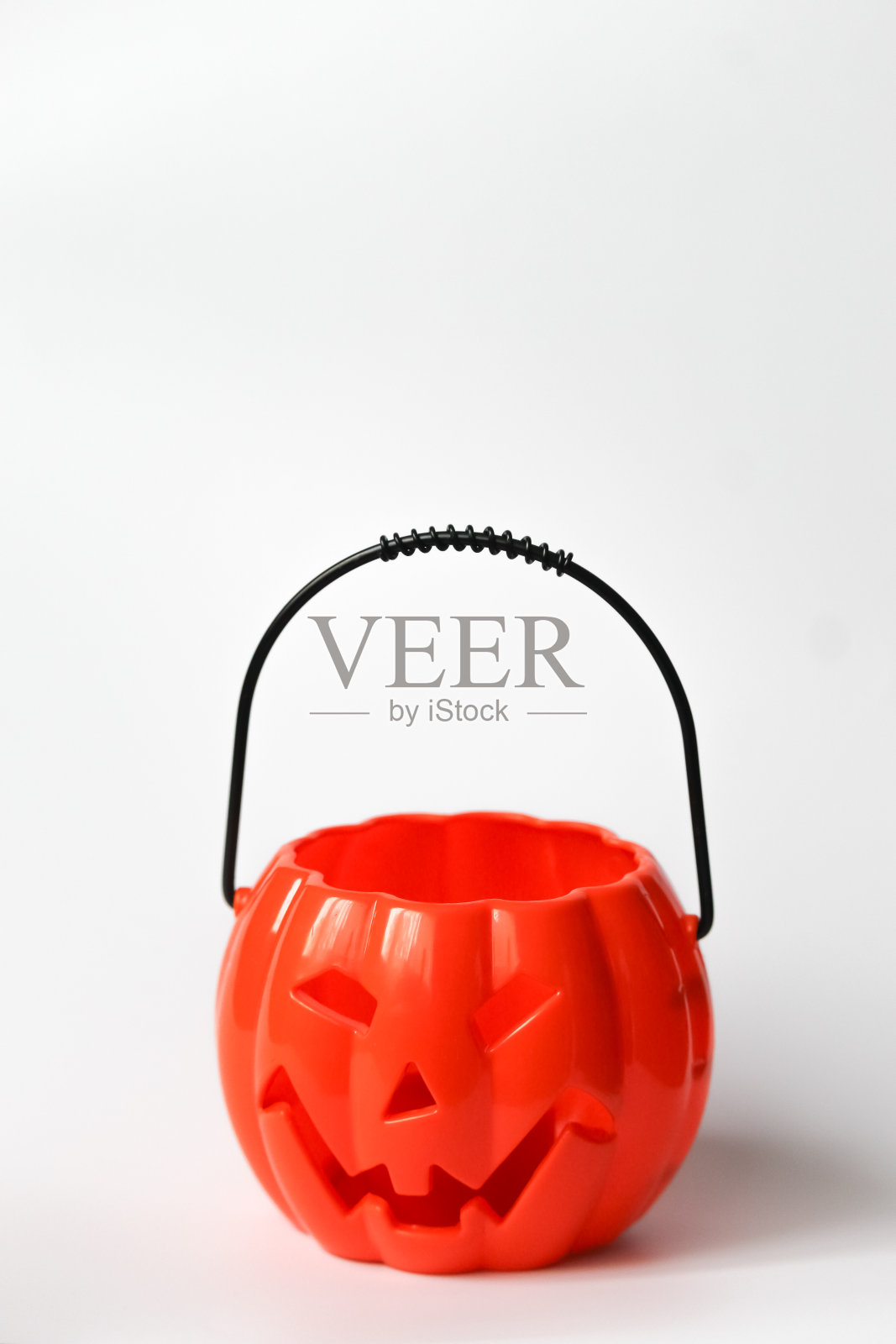 万圣节南瓜装饰在白色的背景。万圣节快乐。孤立的南瓜装饰照片摄影图片