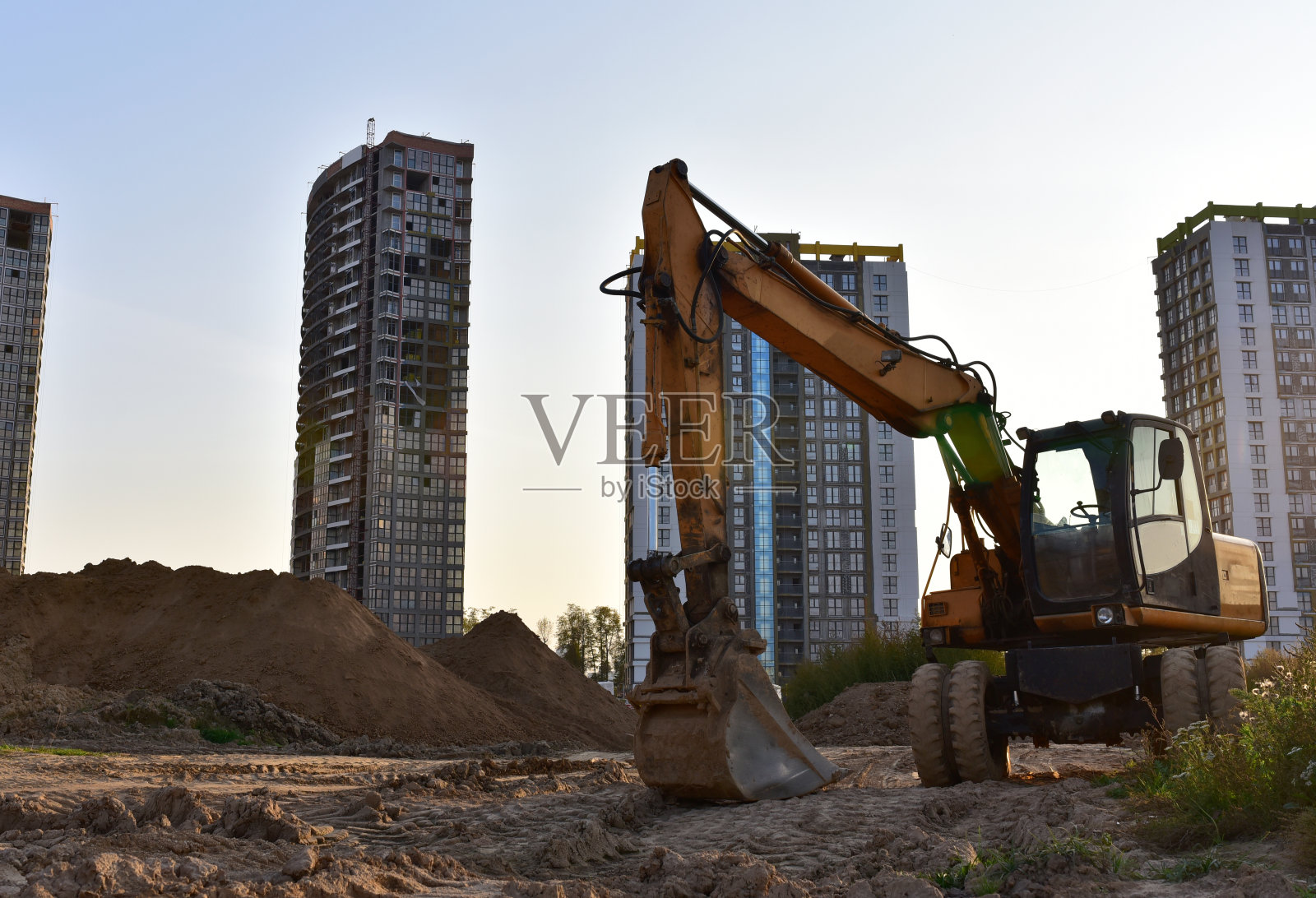 挖掘机施工现场土方作业照片摄影图片