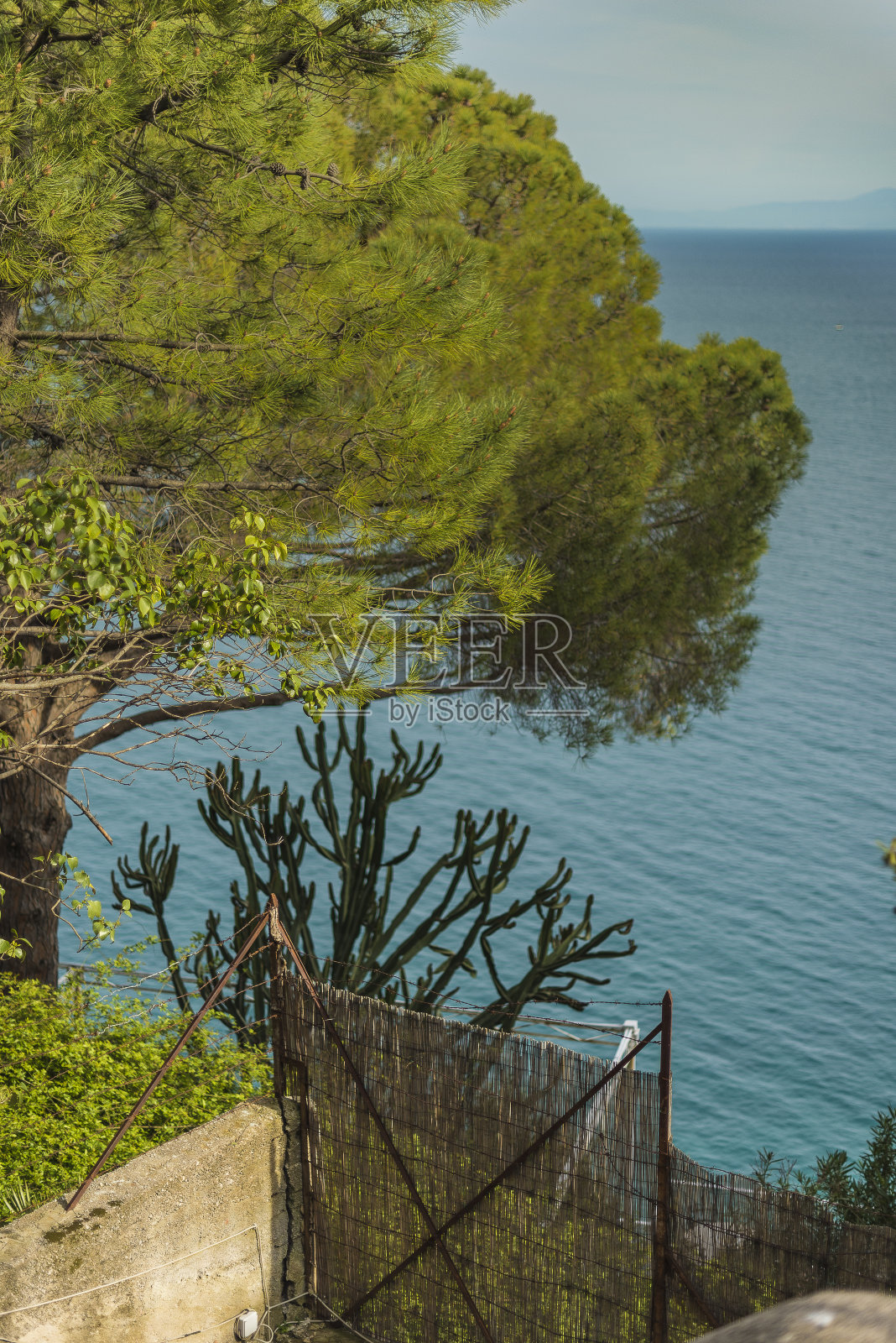 阿马尔菲海岸的全景，从海滩到大海。照片摄影图片