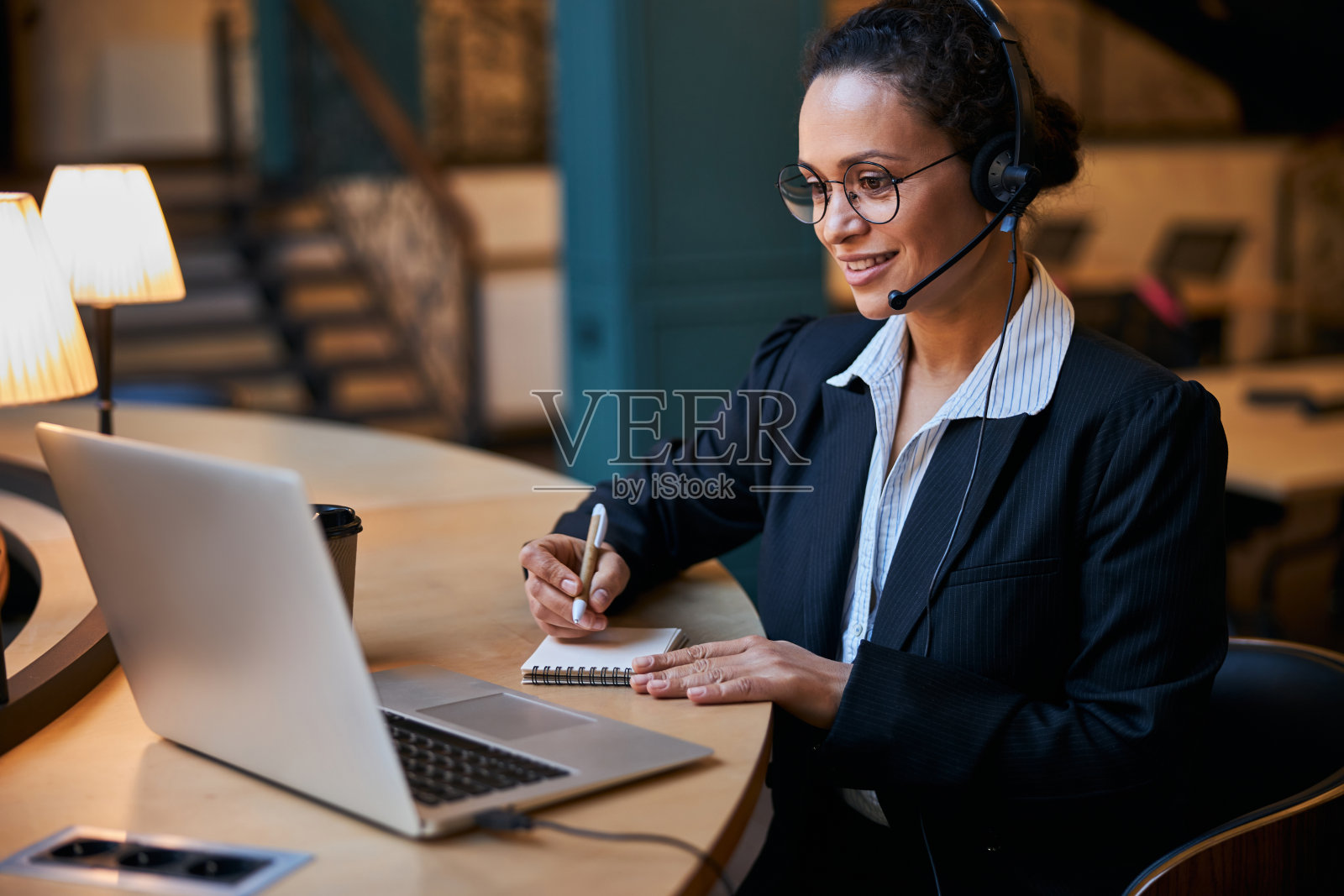 积极快乐的年轻女性工作与快乐照片摄影图片