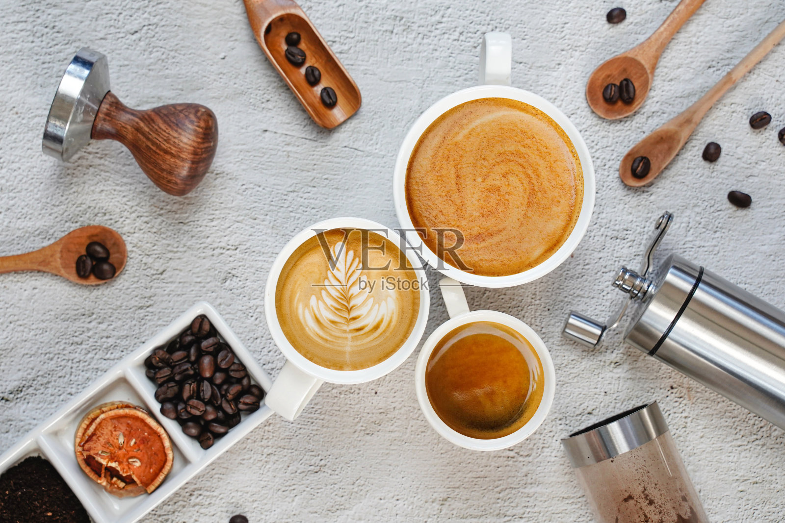 一杯咖啡和咖啡设备，白色，混凝土背景，俯视图，拷贝空间。照片摄影图片