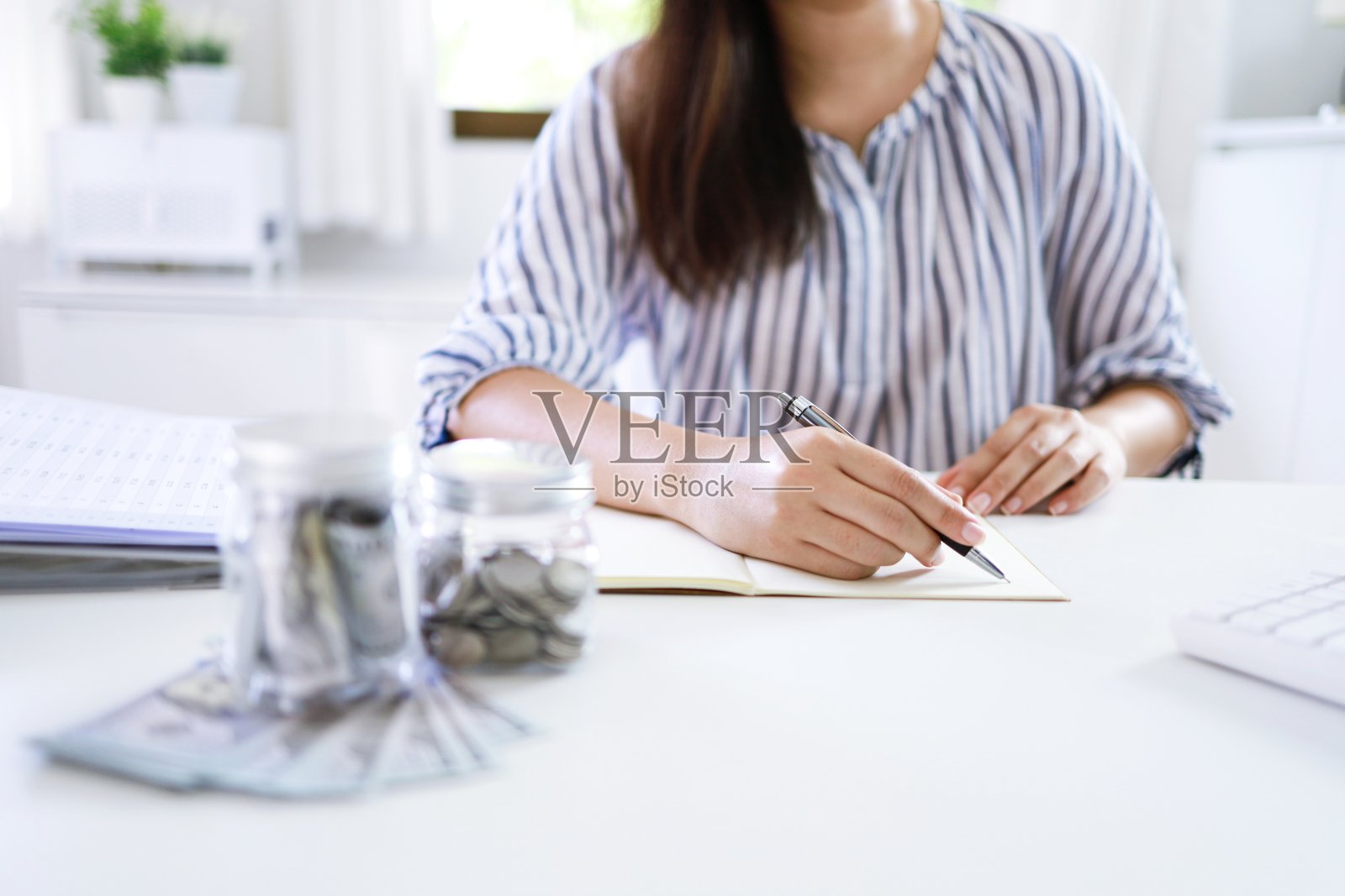 理财女人手叠硬币、钱币、钞票成长型企业。攒钱照片摄影图片