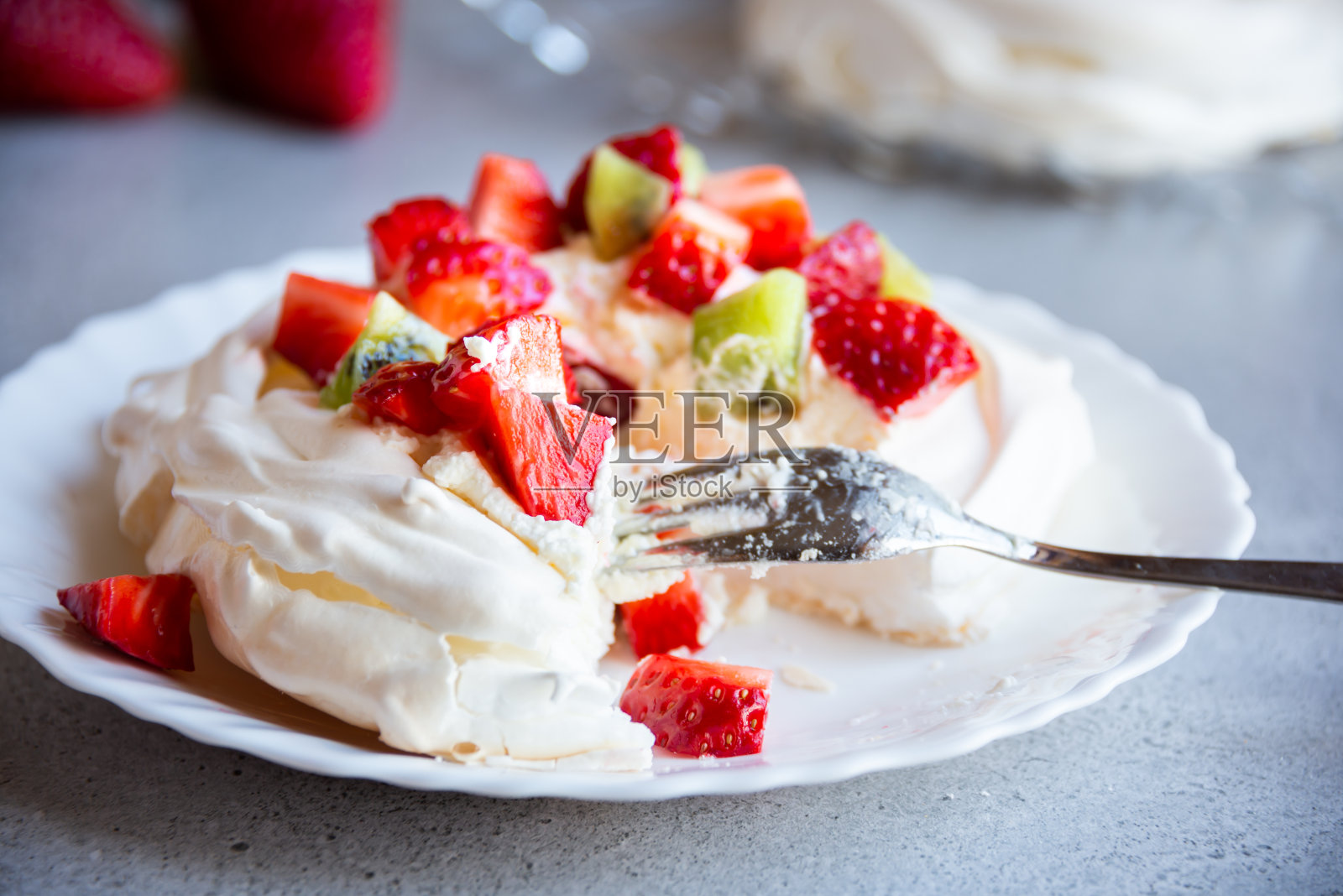 美味的帕夫洛娃蛋糕，配上酥皮和新鲜水果照片摄影图片