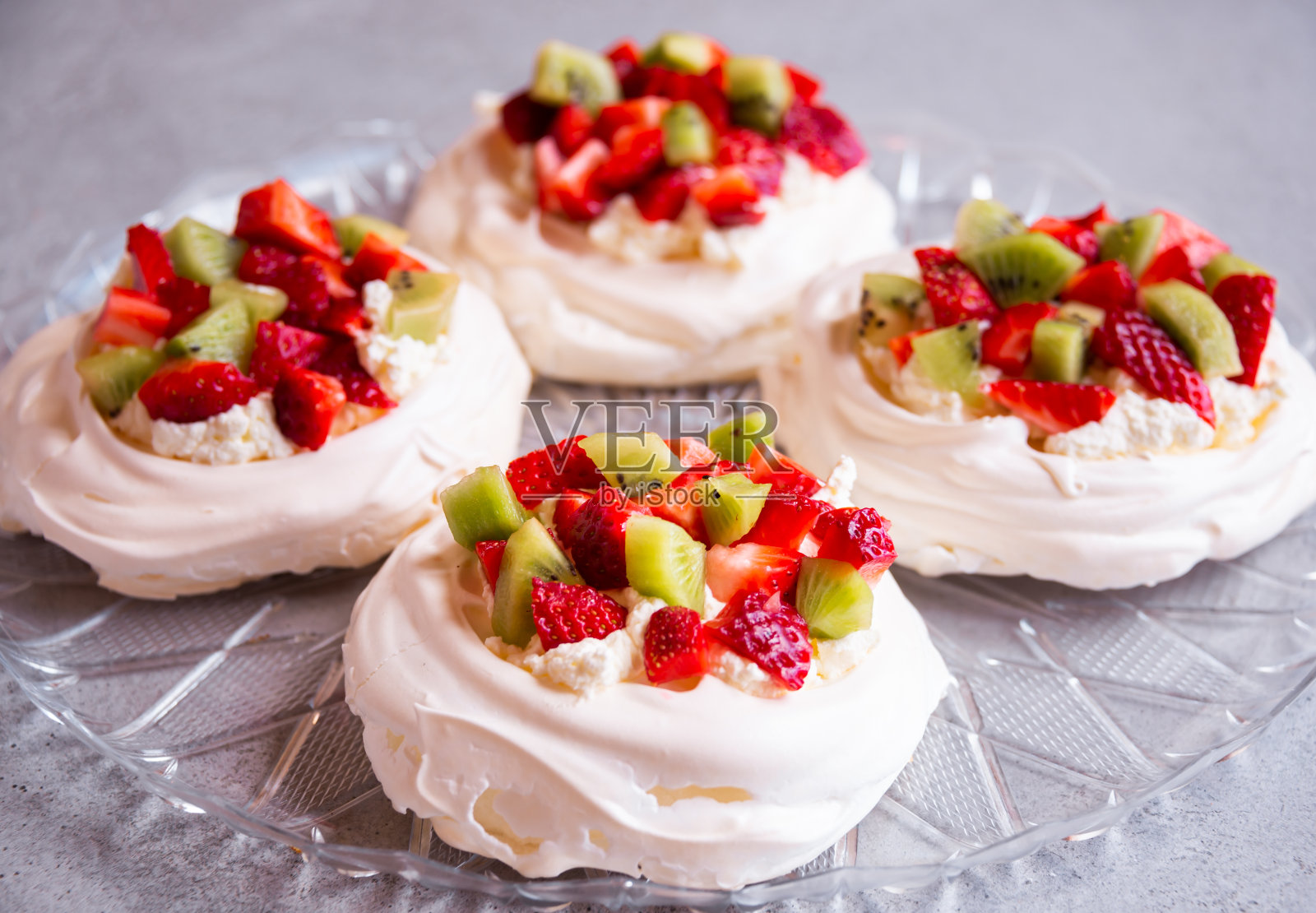 美味的帕夫洛娃蛋糕，配上酥皮和新鲜水果照片摄影图片