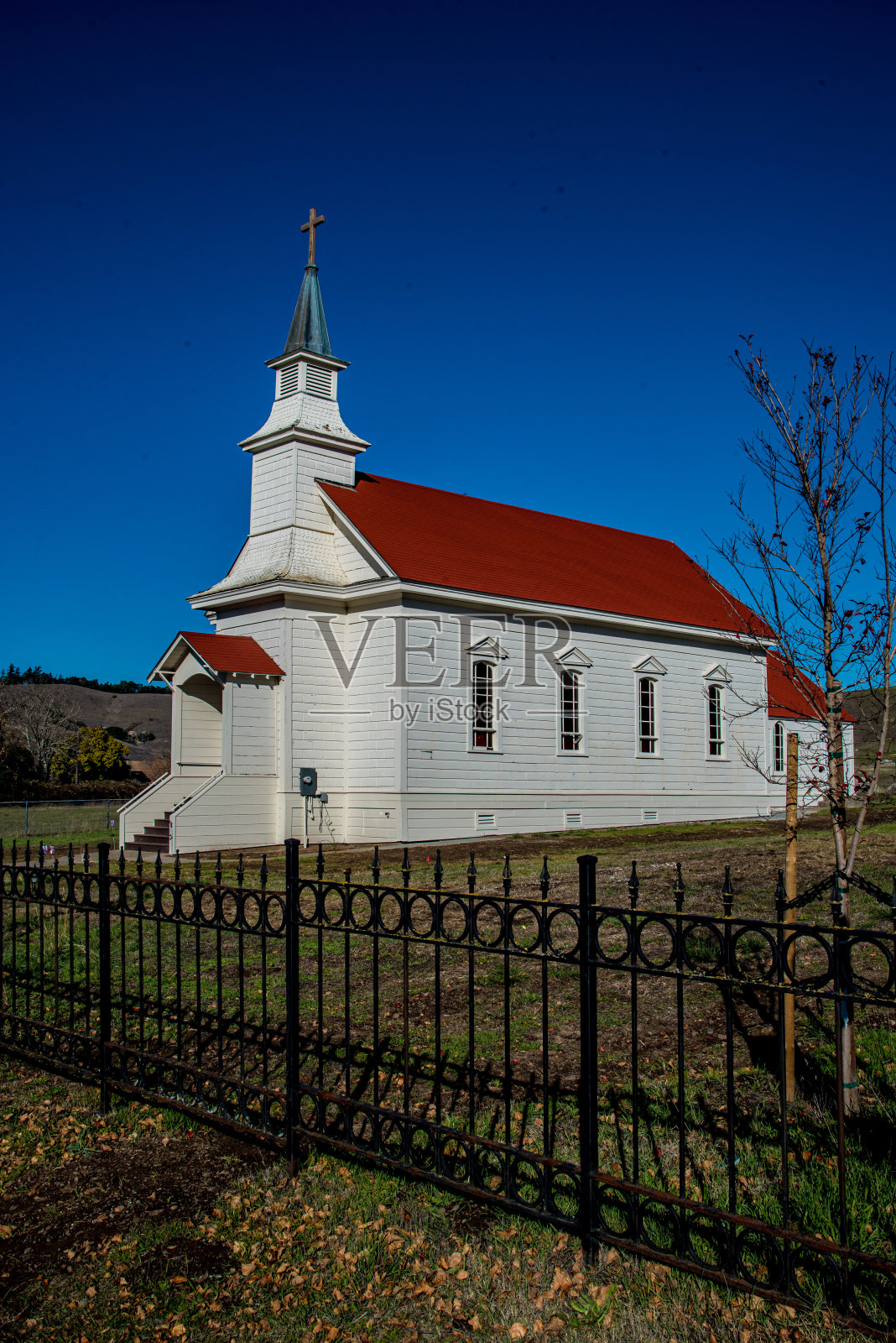 尼卡西欧，加利福尼亚，白色木制教堂与蓝天照片摄影图片