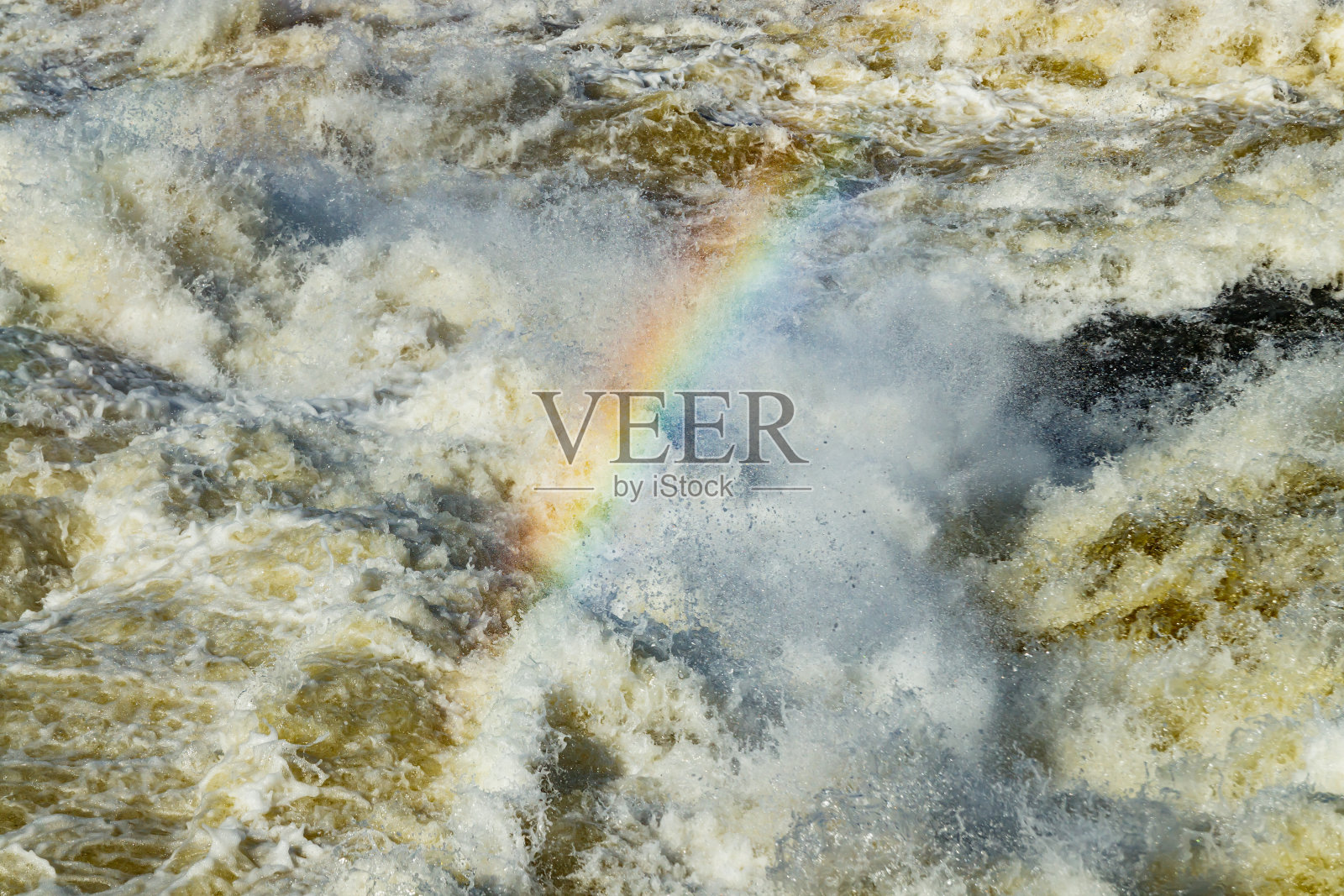 在湍急的河流上溅起彩虹般的水波照片摄影图片