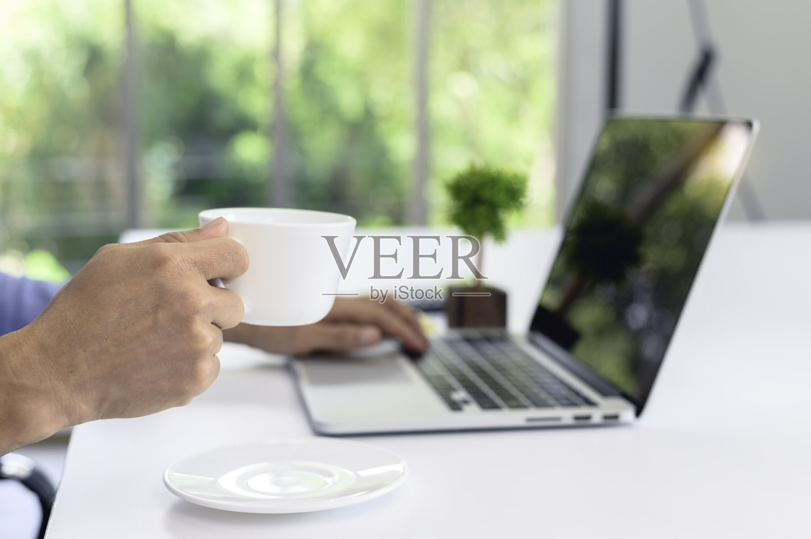 商人办公地点用电脑和一杯咖啡照片摄影图片