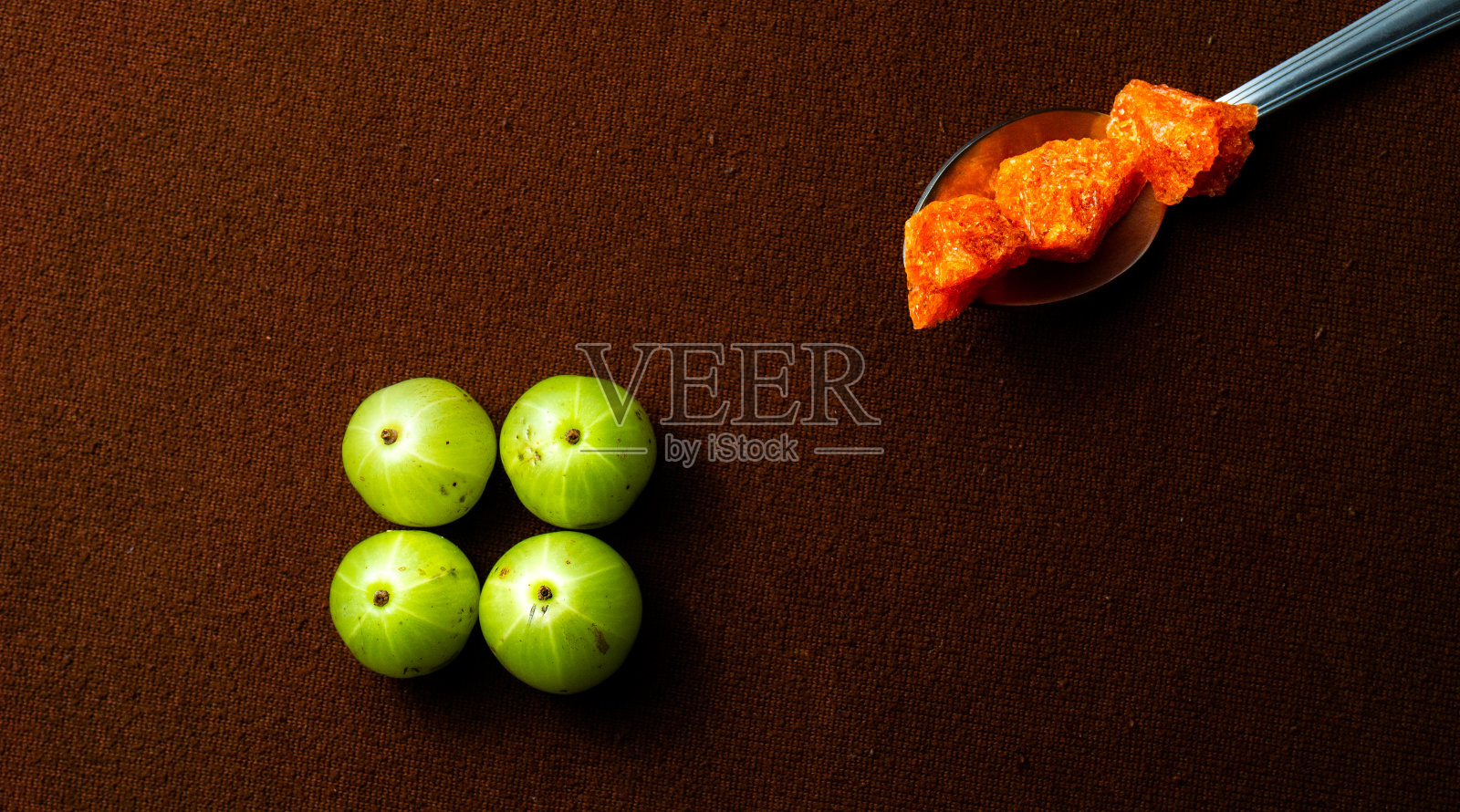桌上放着Amla和棕榈糖照片摄影图片