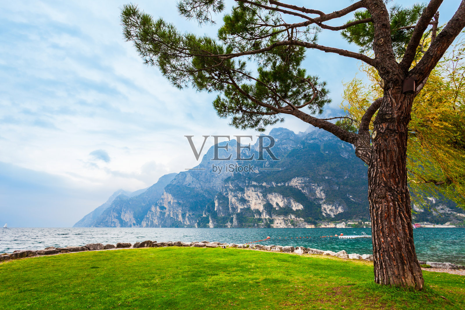 里瓦德尔加尔达镇，意大利照片摄影图片