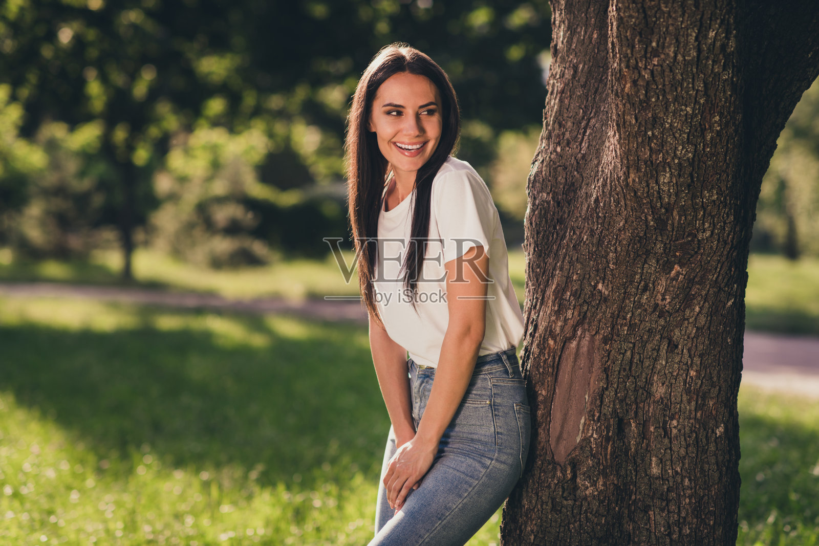 她的侧面，侧面的肖像，她很漂亮，很可爱，很可爱，很高兴，愉快的，愉快的，瘦的女孩，享受呼吸新鲜的空气，氧气，绿色的草，草坪，度过周末，休息，放松照片摄影图片