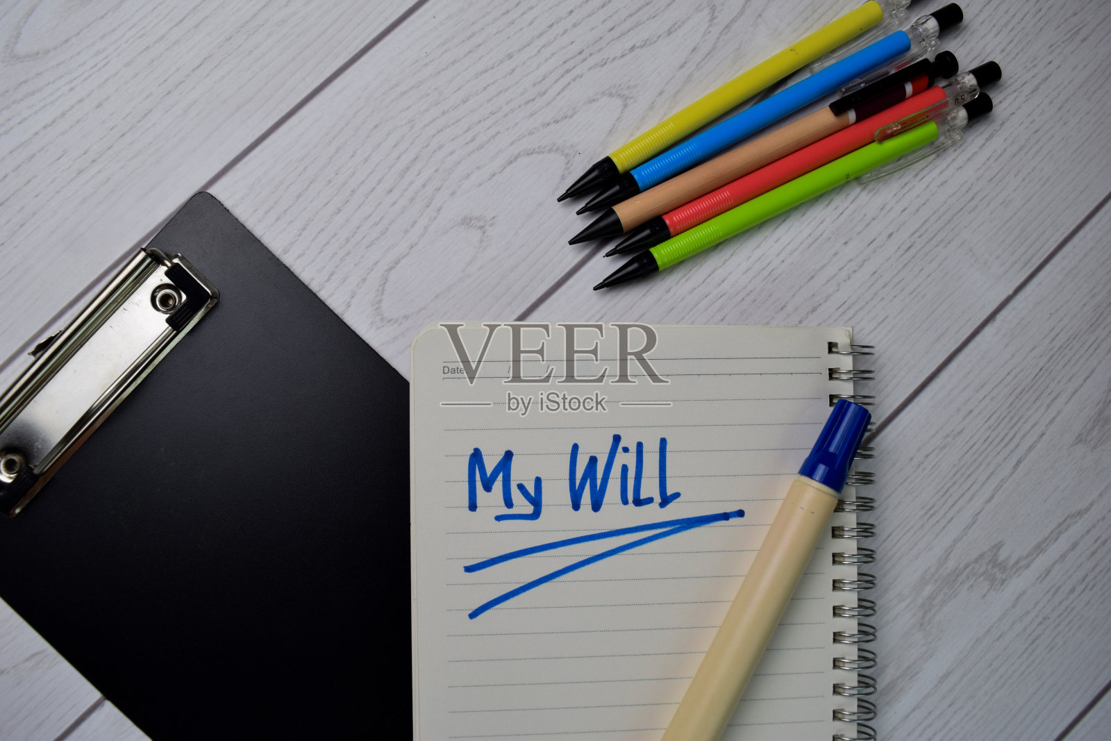 我的遗嘱写在一本书孤立的木桌上。照片摄影图片