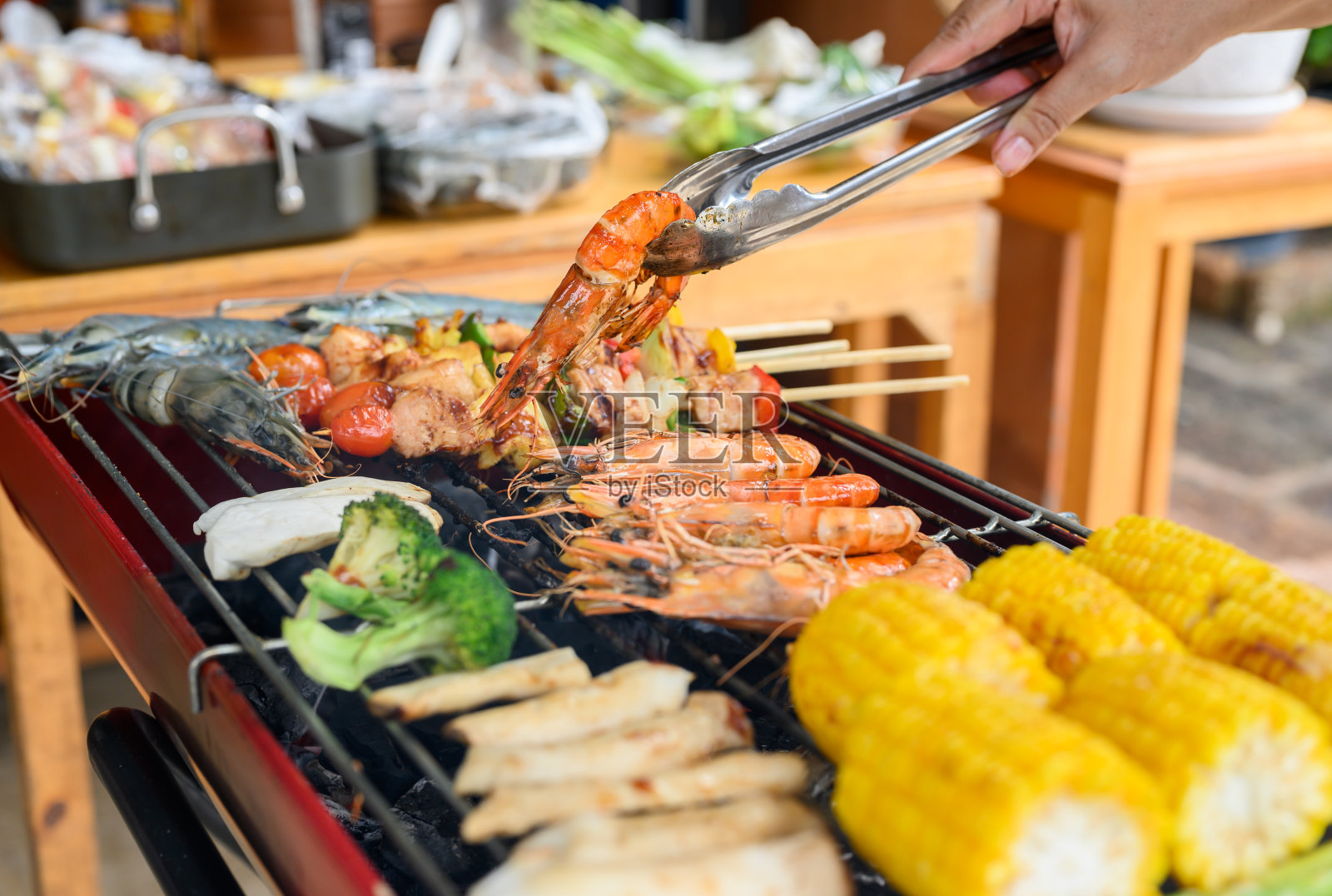 在家烧烤聚会。烹饪烧烤猪肉，牛肉，鸡肉，海鲜和蔬菜。家庭生活方式和朋友户外活动。照片摄影图片