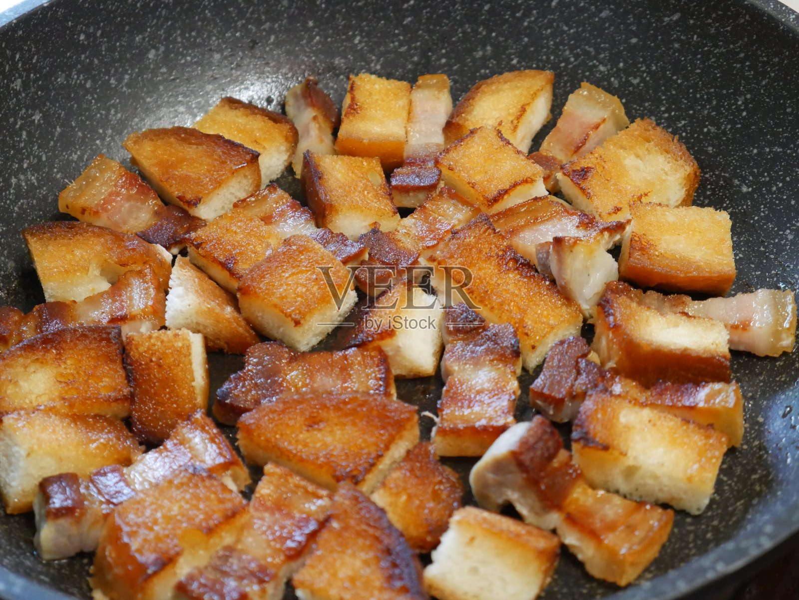 在煎锅里炸好的面包片。特写镜头。照片摄影图片