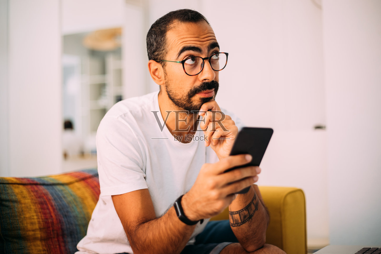 男人在客厅用智能手机照片摄影图片