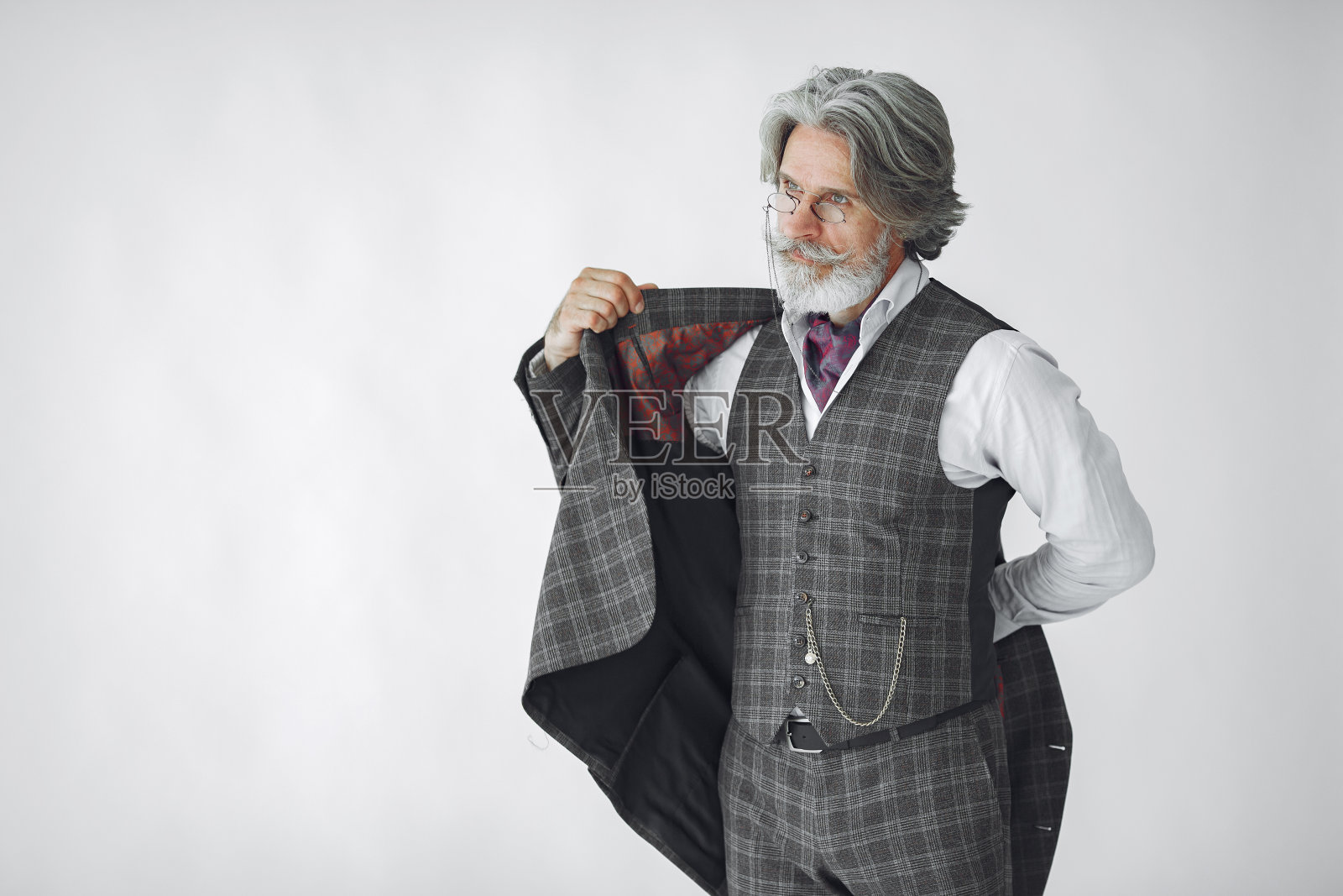 穿着正装的英俊、沉思的成熟商人照片摄影图片