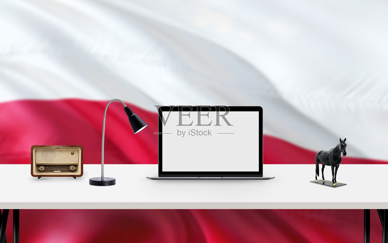 波兰国旗背景与工作空间，台式电脑和办公配件在白色现代桌子。照片摄影图片