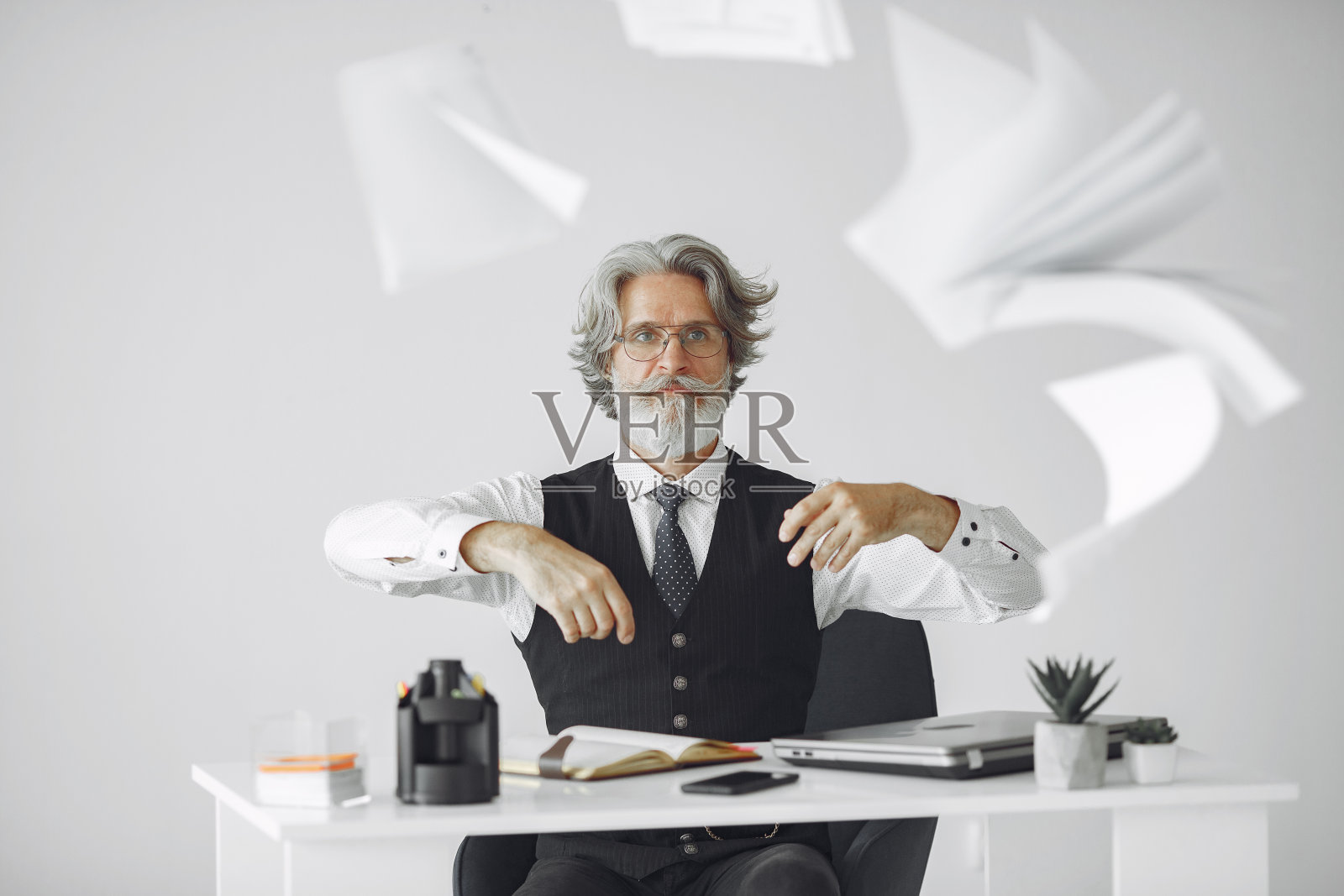 办公室里英俊沉思的成熟商人照片摄影图片