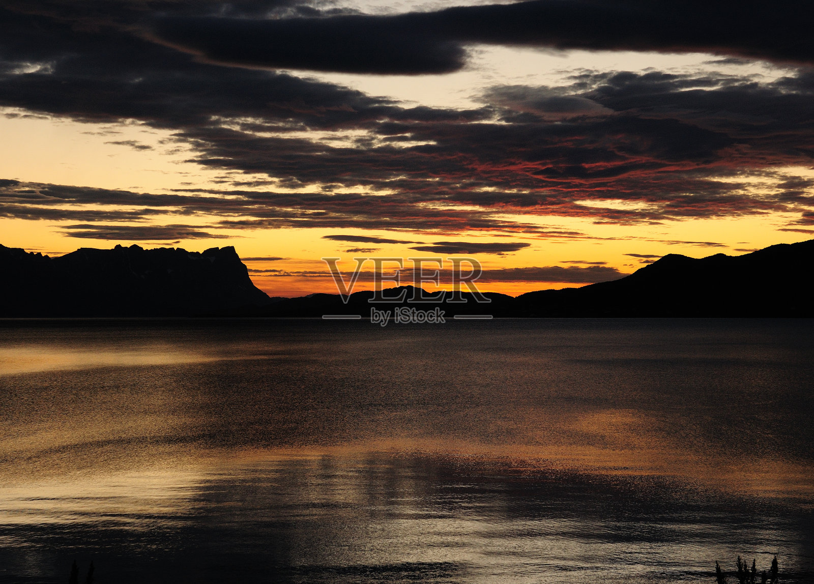 黄昏时分，阿尔塔和Sorkjosen之间的峡湾景观照片摄影图片