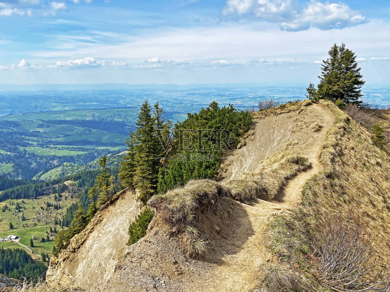 位于皮拉图斯山脉斜坡和山脚下的高山山谷的步行、远足、运动和娱乐小径，Alpnach - Obwalden州，瑞士(Kanton Obwald, Schweiz)照片摄影图片